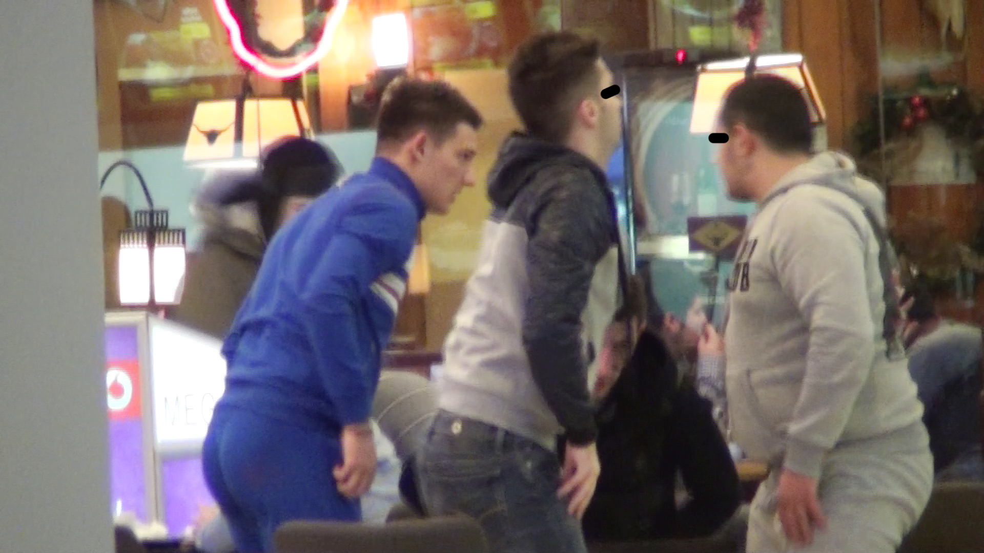 Cei doi stelisti si prietenii lor se ridica de la masa