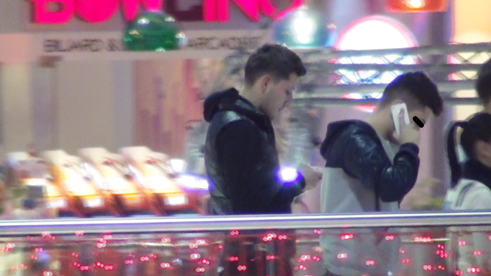 Iubitul Danielei Crudu s-a plimbat prin mall