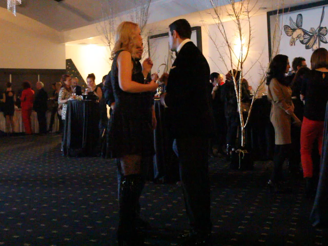 Imbracat la costum, extrem de elegant, catalin i-a atras imediat atentia Marinei Rosca, iar blonda a si chemat un fotograf sa le faca o poza impreuna