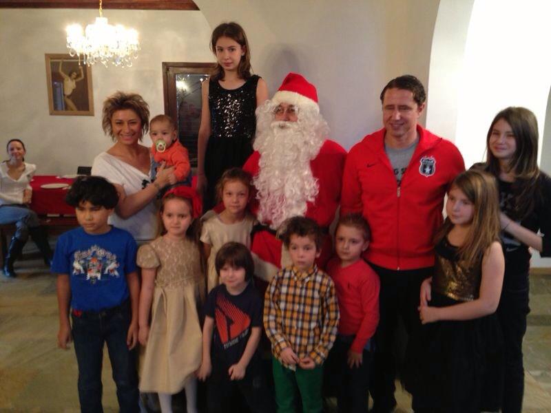Mos Craciun a venit la vila cuplului Prodan-Reghecampf si le-a adus copiilor o multitudine de cadouri