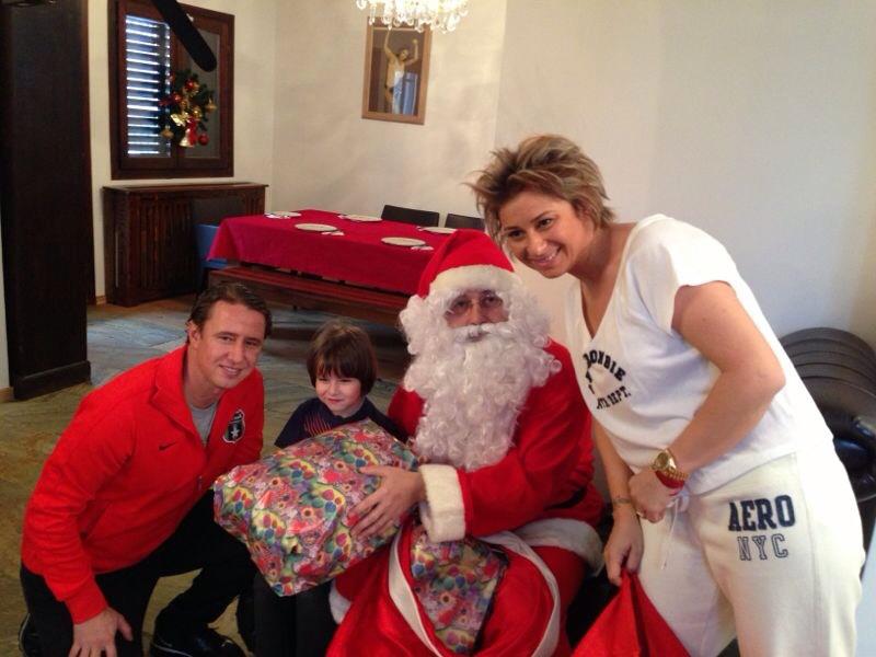 Ana si laur s-au lasat fotografiati alaturi de Mos Craciun, multumiti de cadourile primite