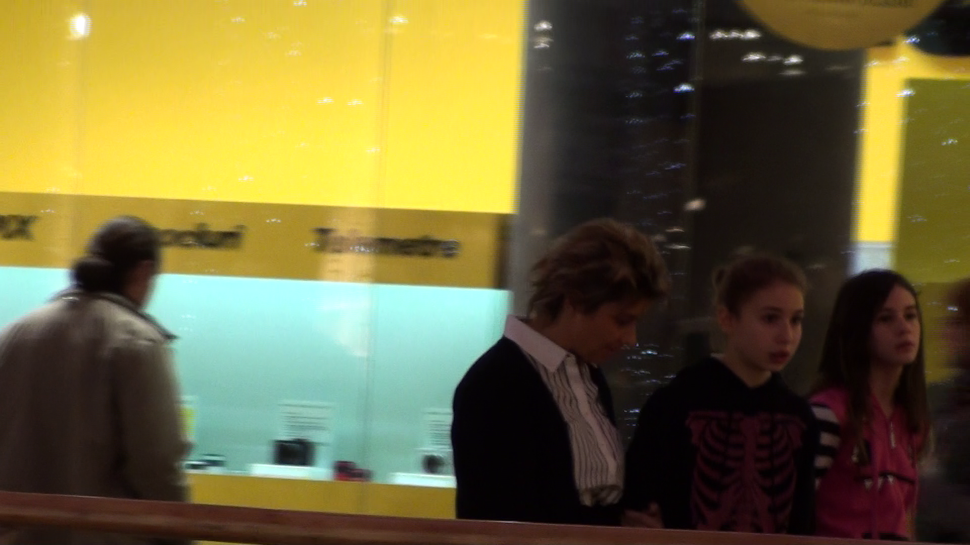 Ana si cele doua fete ale sale au dat o raita prin mall inainte de Craciun, pentru a-si cumpara hainute