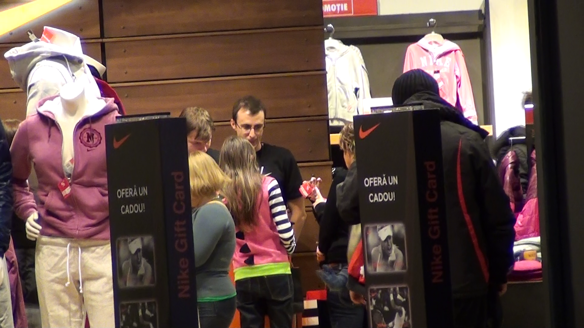 Fetele s-au dus direct intr-un magazin cu articole sportive de unde si-au cumparat cateva hainute