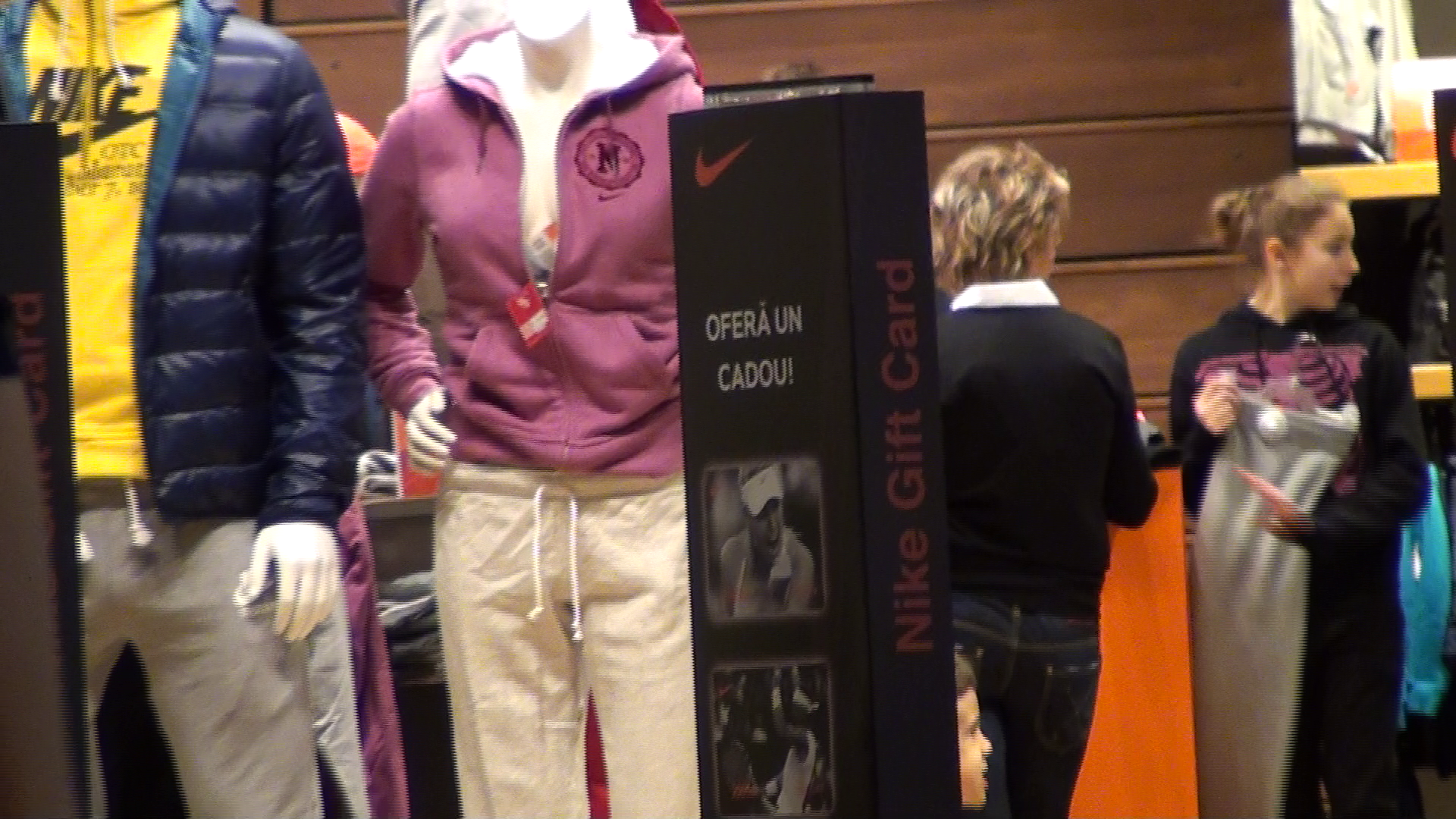 Prodanca si fetele ei si-au achizitonat cateva hainute, pentru a fi pregatite, de sarbatori