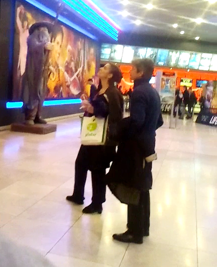 Cei doi au ales impreuna filmul pe care urmau sa-l vizioneze, si-au cu,parat bere si floricele si au intrat in sala