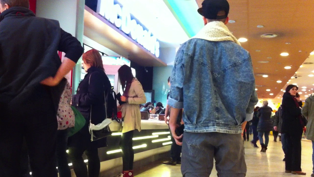 Aflata la mall impreuna cu Emil, coregraful ei, Antonia a stat la coada, a comandat si a platit