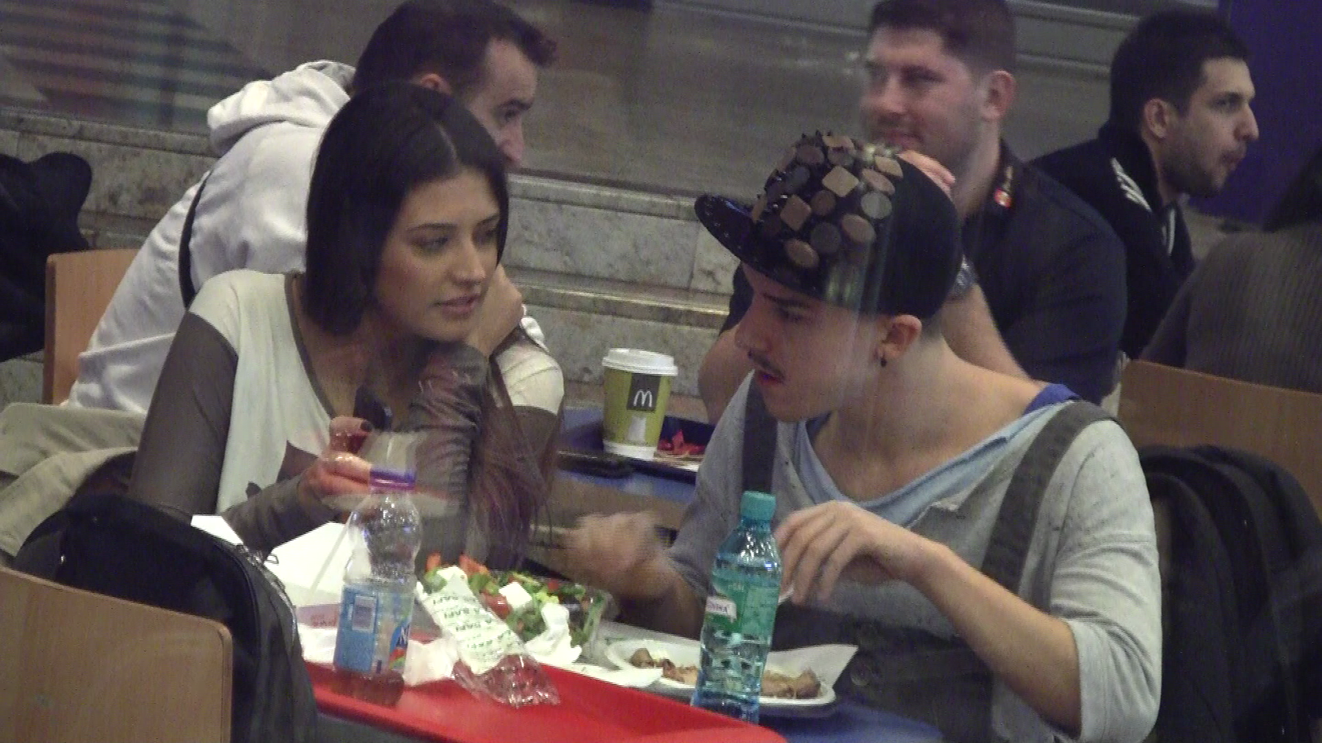 Cum s-au asezat la masa, Antonia a fost extrem de preocupata cu telefonul mobil, pe care l-a butonat neincetat