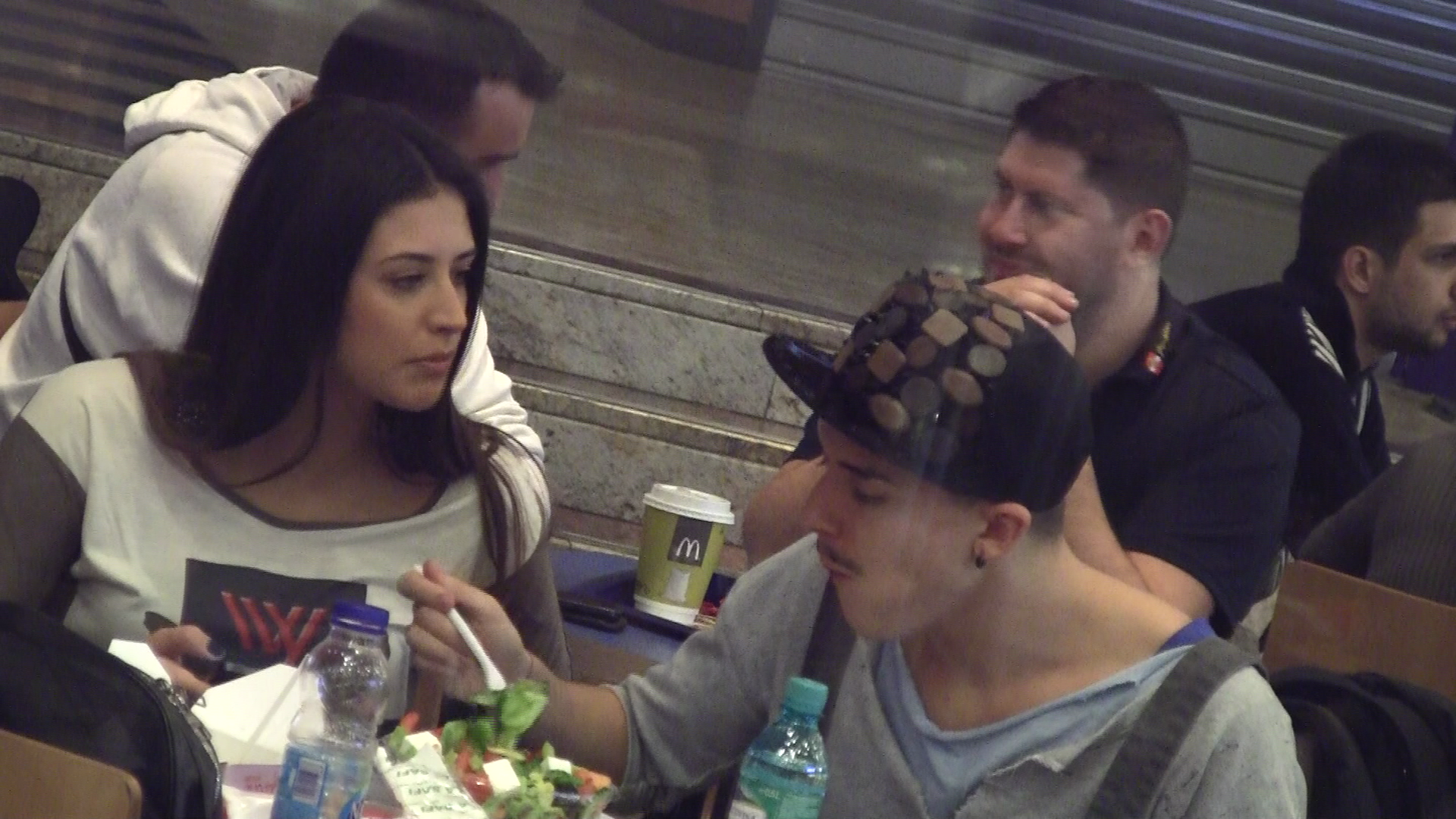 Antonia a stat numai cu telefonul in mana, timp in care Emil a infulecat tot ce au cumparat