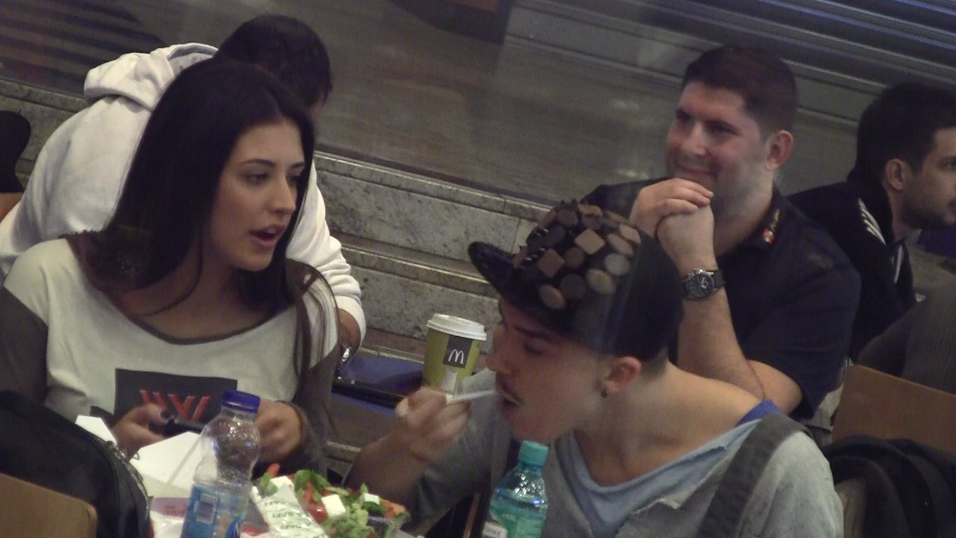 Infometat din cale afara, Emil a mancat foarte repede toate preparatele pe care Antonia le-a cumparat