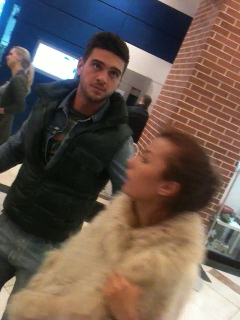 Dupa ce i-a multumit angajatei, actorul isi ia iubita si se indrepta spre masina