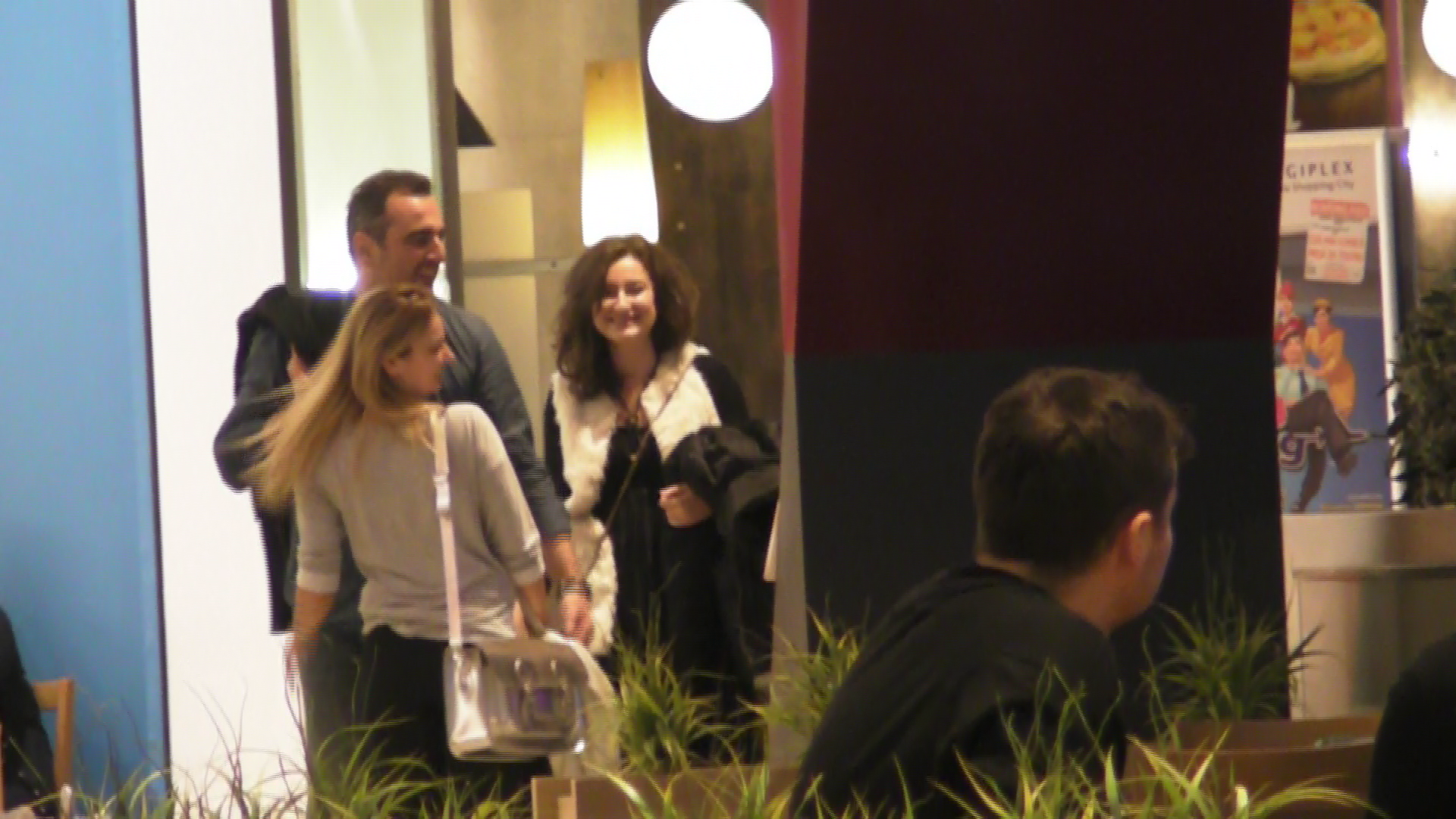 Vedeta il imbratiseaza pe tanar inainte de despartire