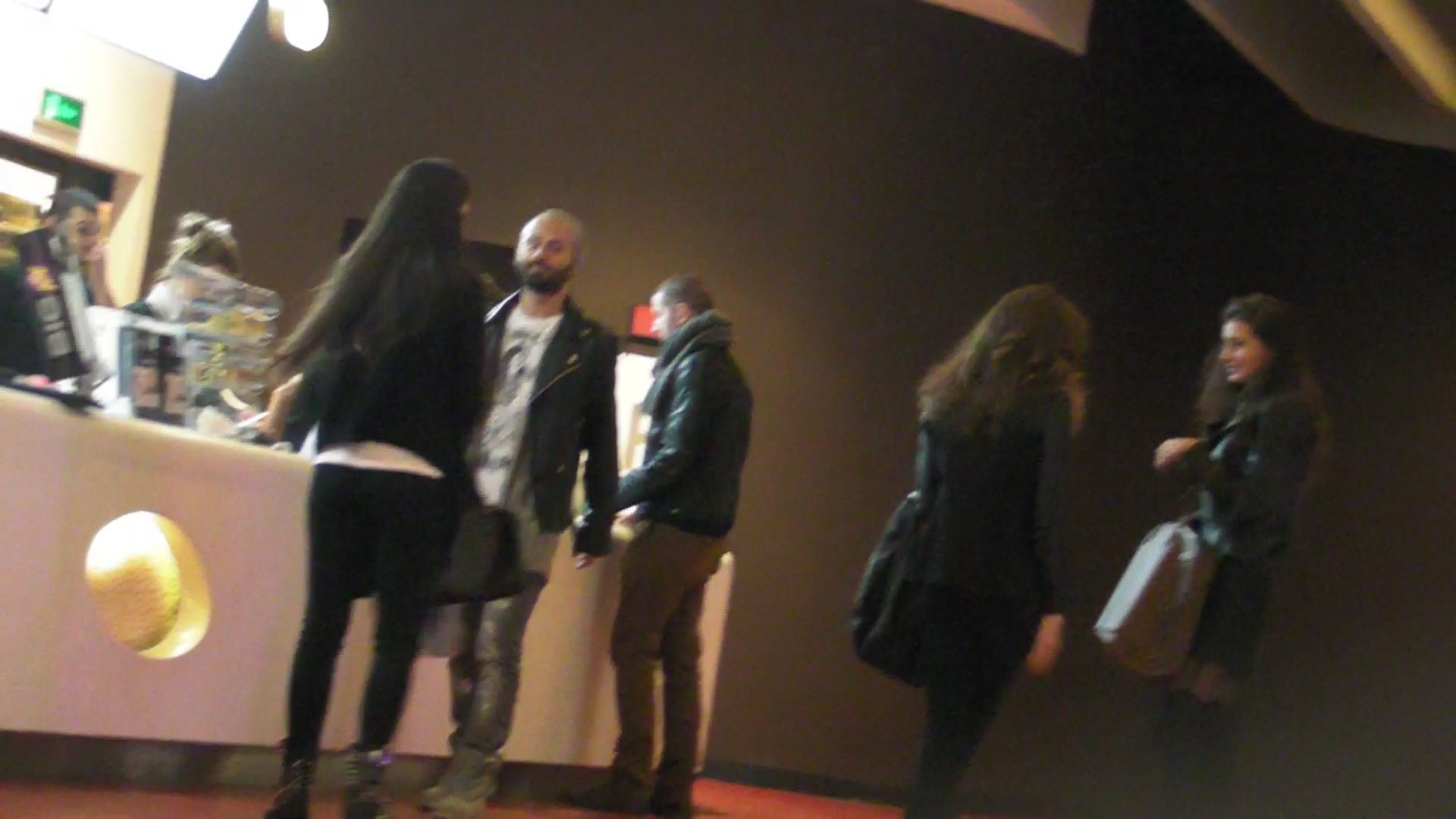 Cantaretul a venit la film impreuna cu trei tinere si un prieten