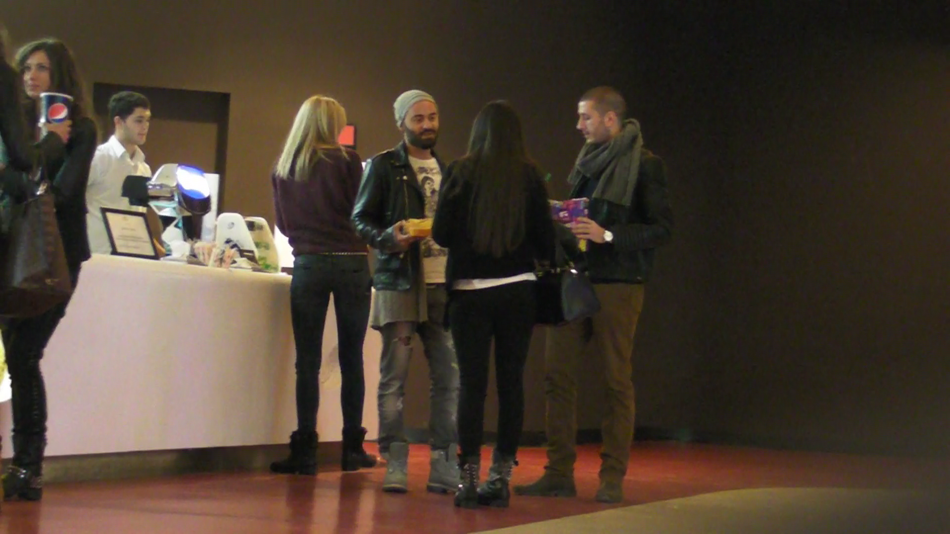 Impreuna cu prietenul lui, artistul o ia pe domnisoara si se indreapta spre sala de cinema