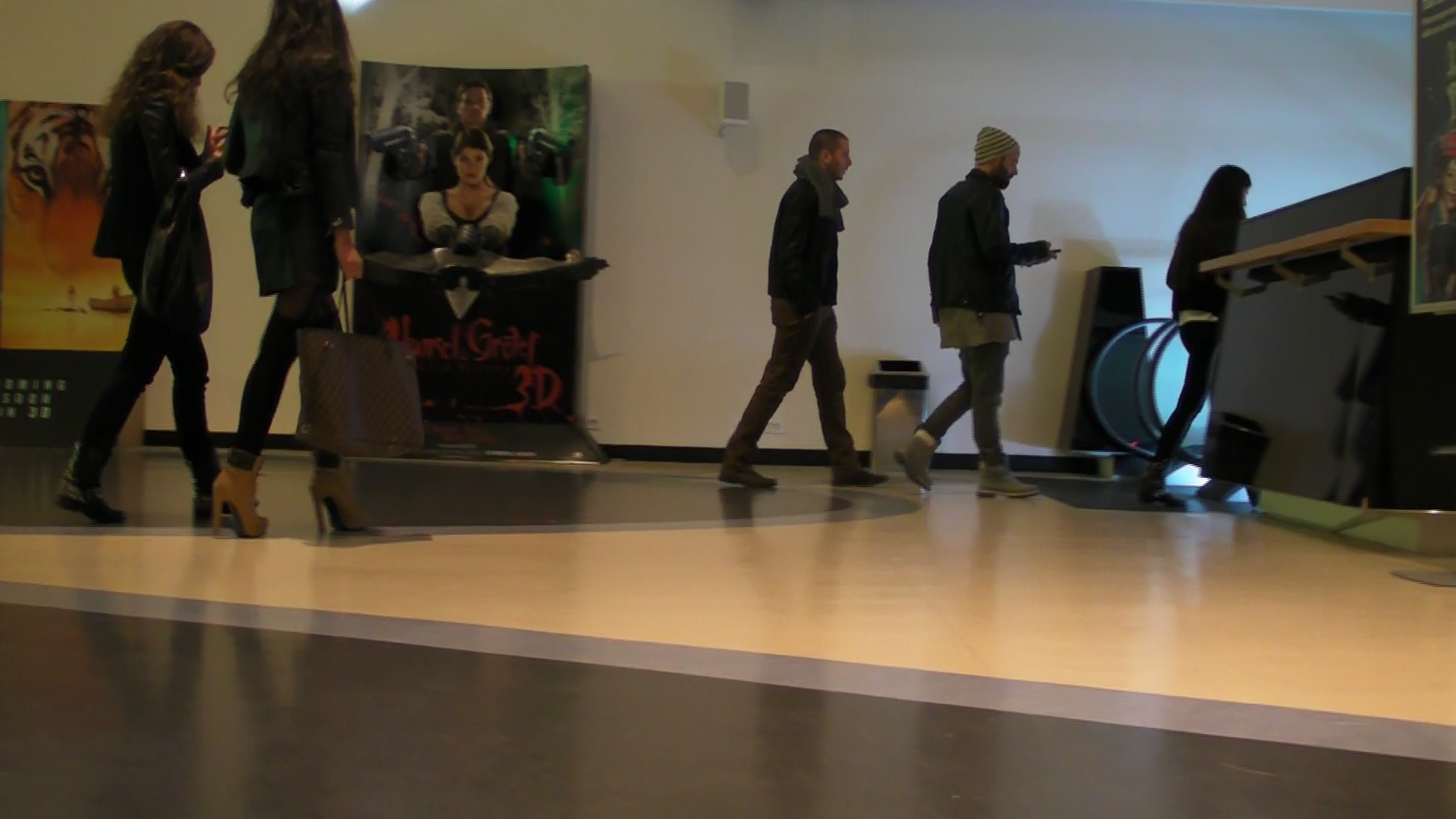 Desi la film au mers in formula de cinci, Matteo o ia inainte cu tanara si amicul lui, lasandu-le pe celelalte doua fete sa ii urmeze