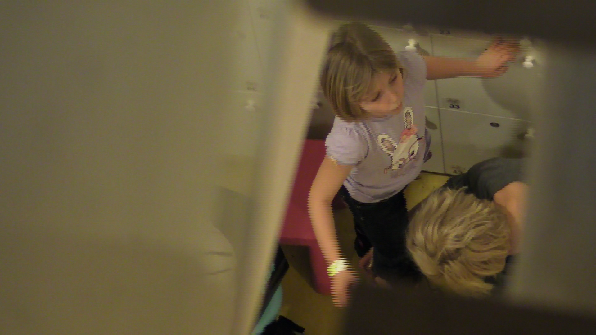 Sofia este pregatita de mama ei pentru a intra la spatiu de joaca pentru copii