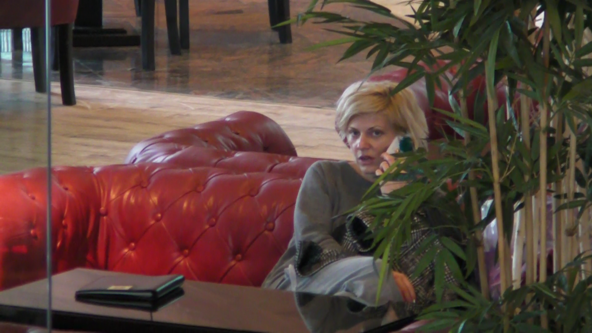 Vedeta s-a asezat la o cafenea si a inceput sa vorbeasca la telefon