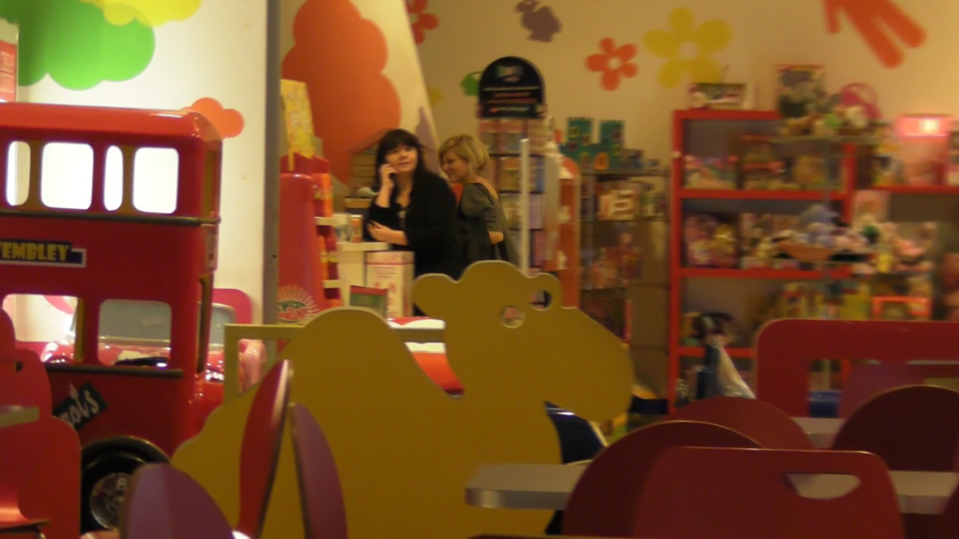 Sotia lui Dragos Bucur o lasa pe fiica lor cu alti copii si pleaca singura prin magazine