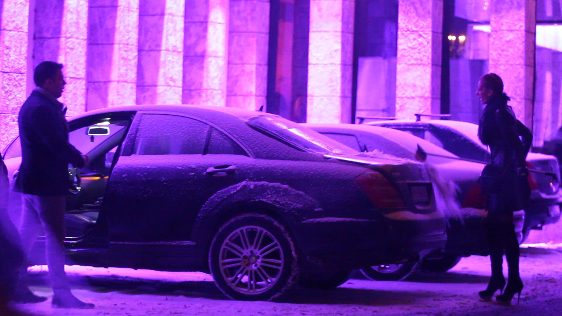 Barbatul deschide usa masinii parcate in fata clubului Boa si pare sa astepte ca tanara sa se urce. In schimb el se apuca sa-i dea indicatii, in timp ce ea insfaca hotarata o racleta cu coada lunga si se apuca sa curete zapada