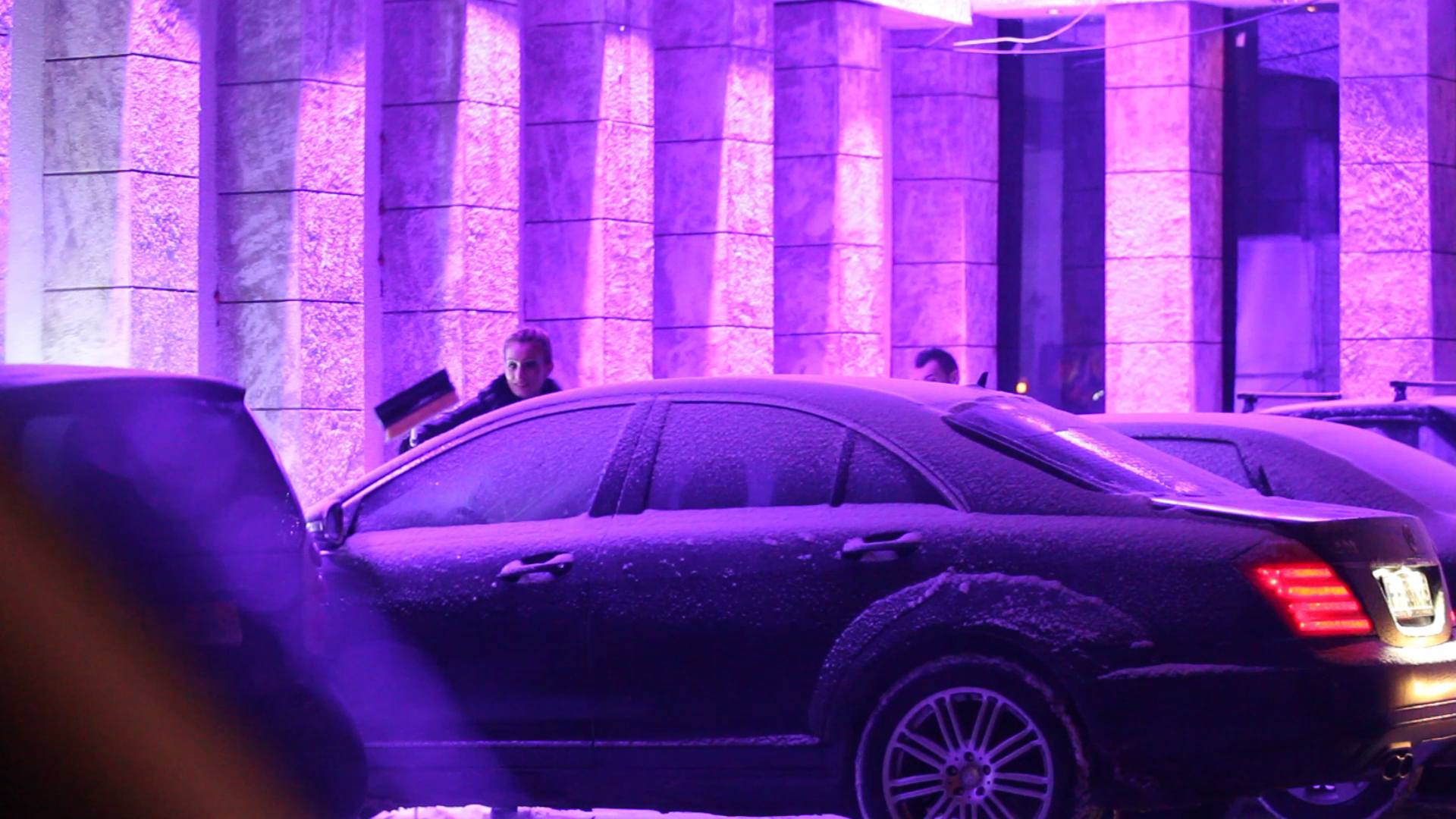 Ninge si temperatura este cu mult sub zero grade. in masina trebuie ca e deja cald. Si tanara a avansat spectaculos! A ajuns deja la parbriz!