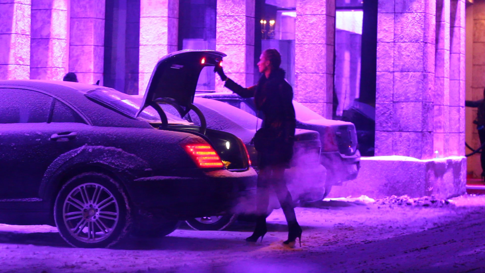 Intr-un final, domnisoara isi incheie misiunea si cu mainile inghetata si rasuflarea intretaiata de efort, intra in sfarsit in masina