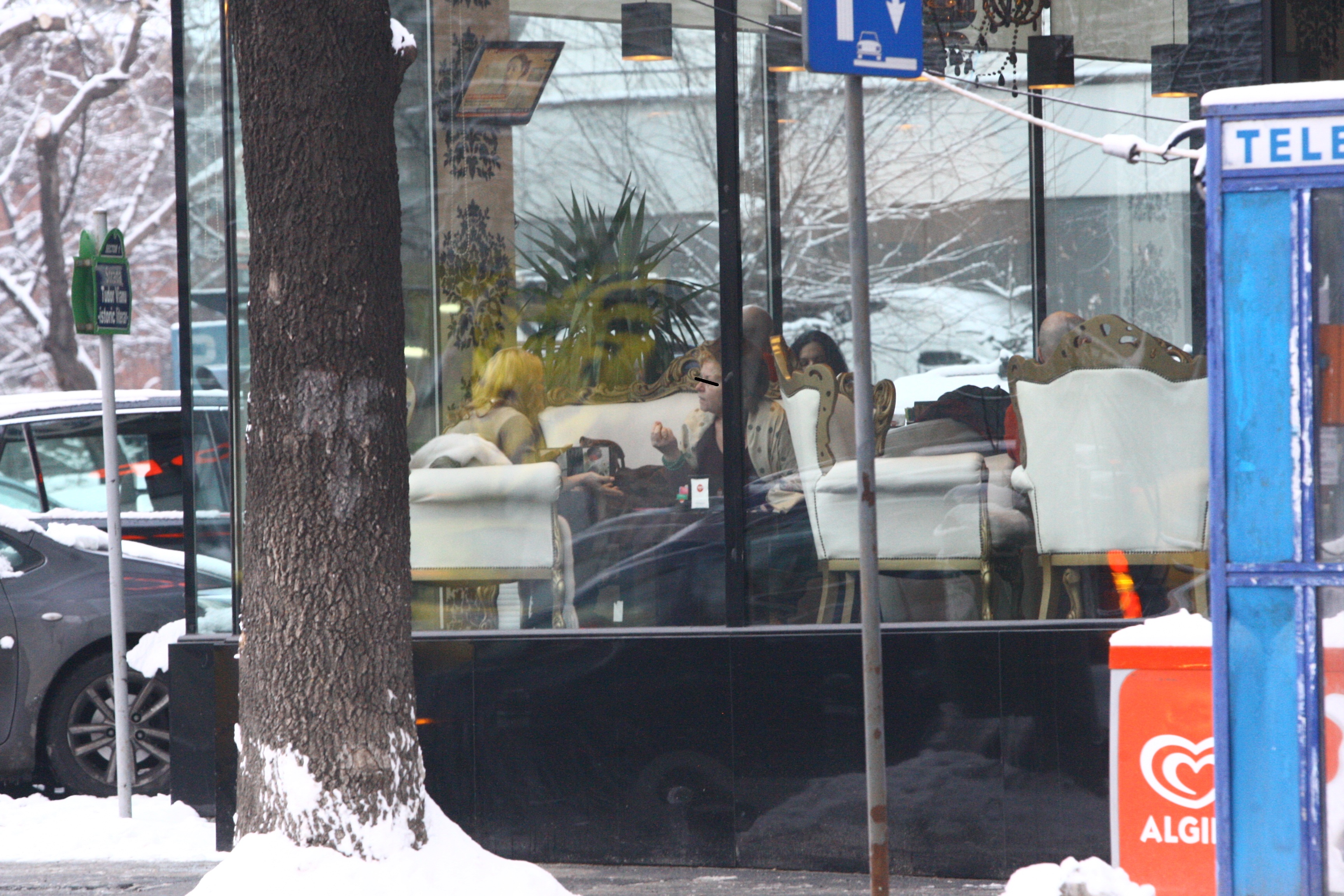 Aura Mustea si mama ei au continuat discutia aprinsa la o cafenea din zona