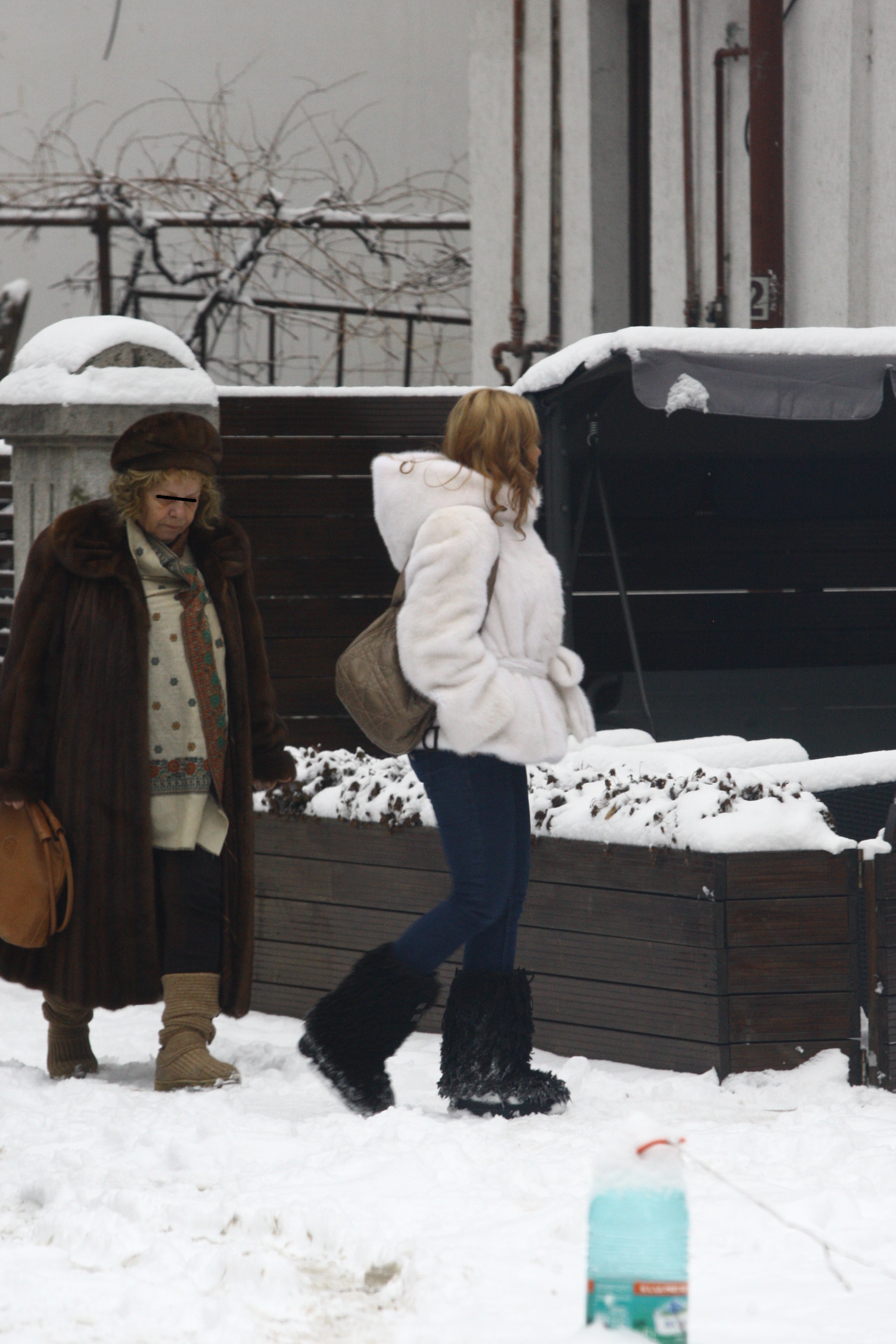 Nasa de cununie a cuplului Eba-Syda, impreuna cu mama sa, la intrarea in cabinet