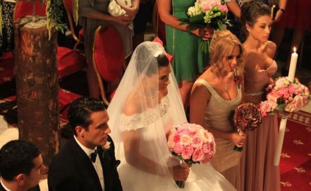 Si la cununia religioasa, Aura Mustea a iesit in evidenta printr-un decolteu generos