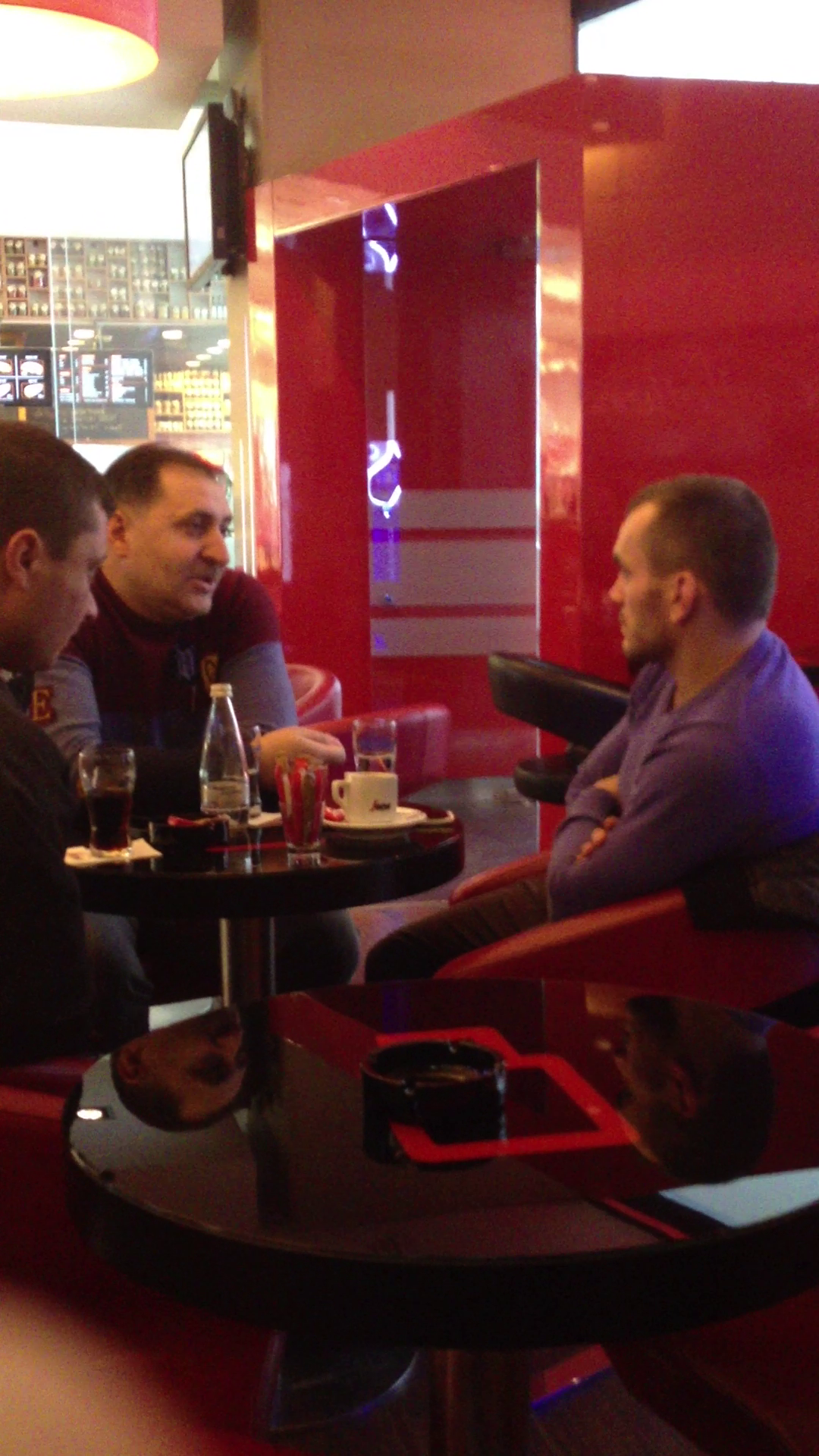 Vali Vijelie si sportivul au stat de vorba in cafeneaua unui centru comercial