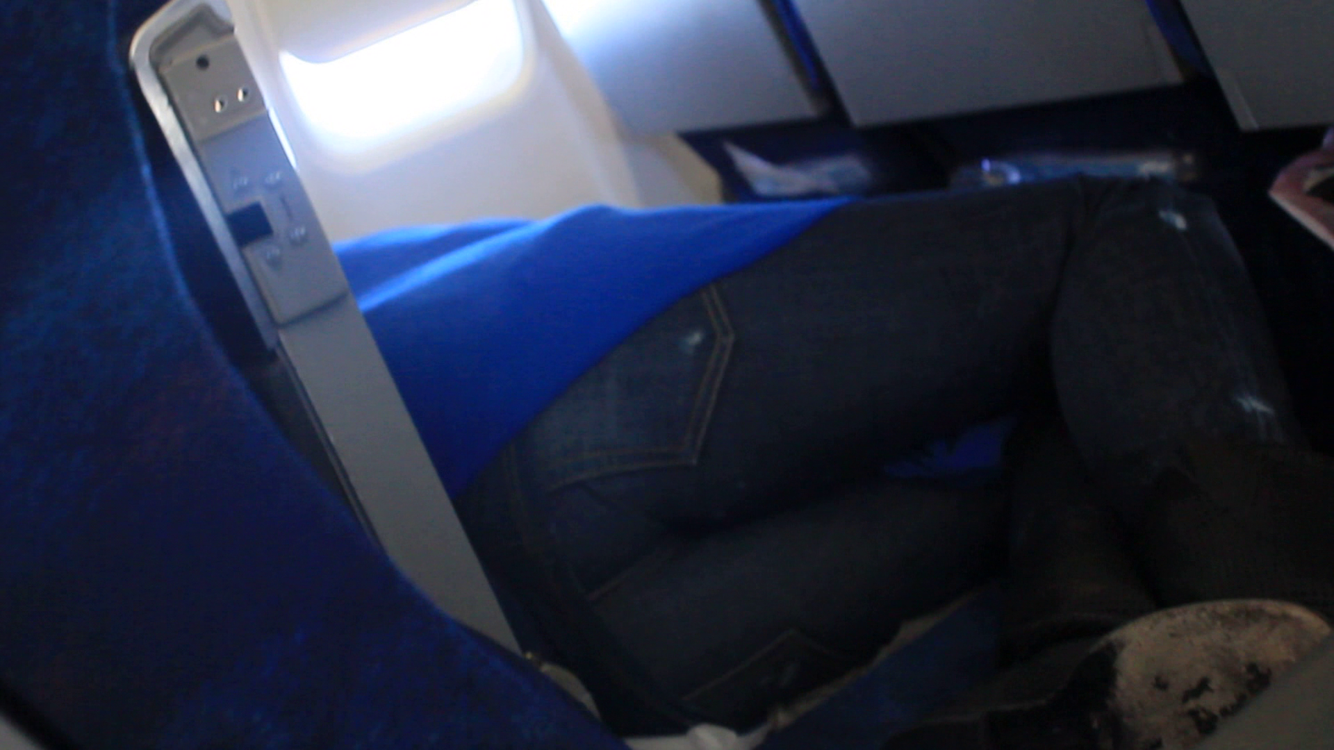 Andreea Marin a atipit, intinsa pe trei scaune, in avionul care o aducea la Bucuresti