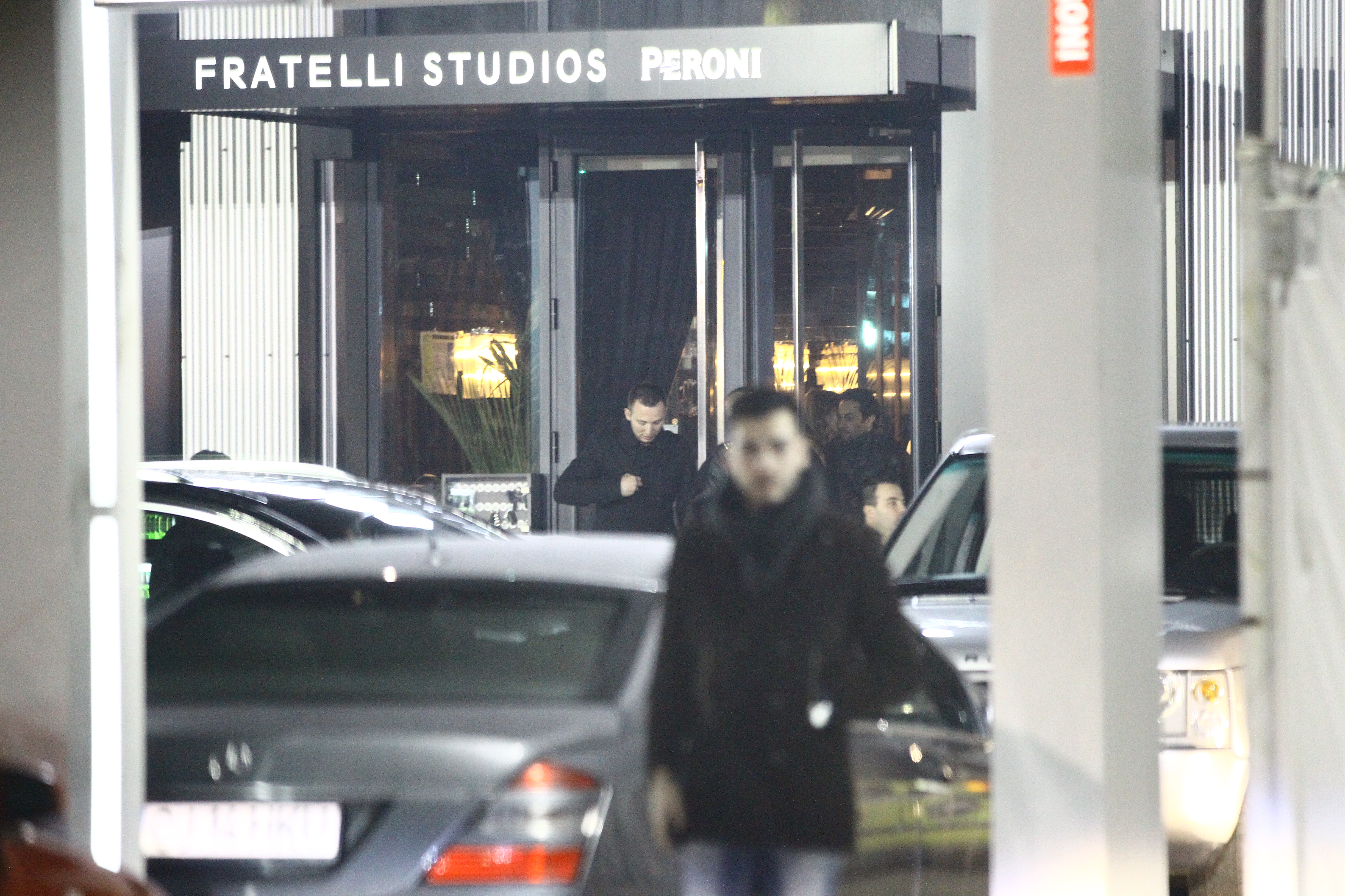 Blonda ii sopteste ceva cu subinteles, omului de afaceri