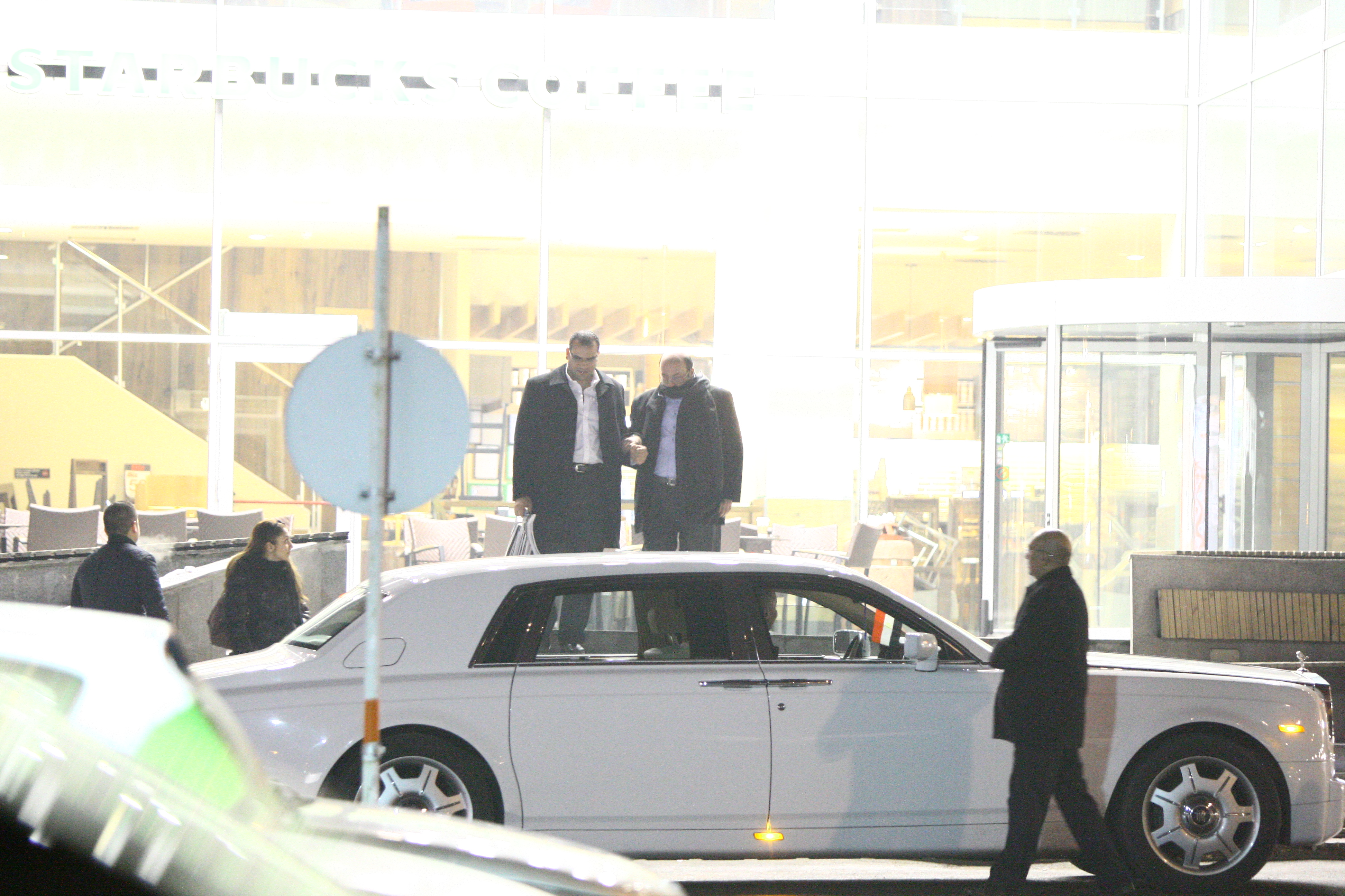 Omul de afaceri cere ajutorul anagajatului sau sa coboare scarile