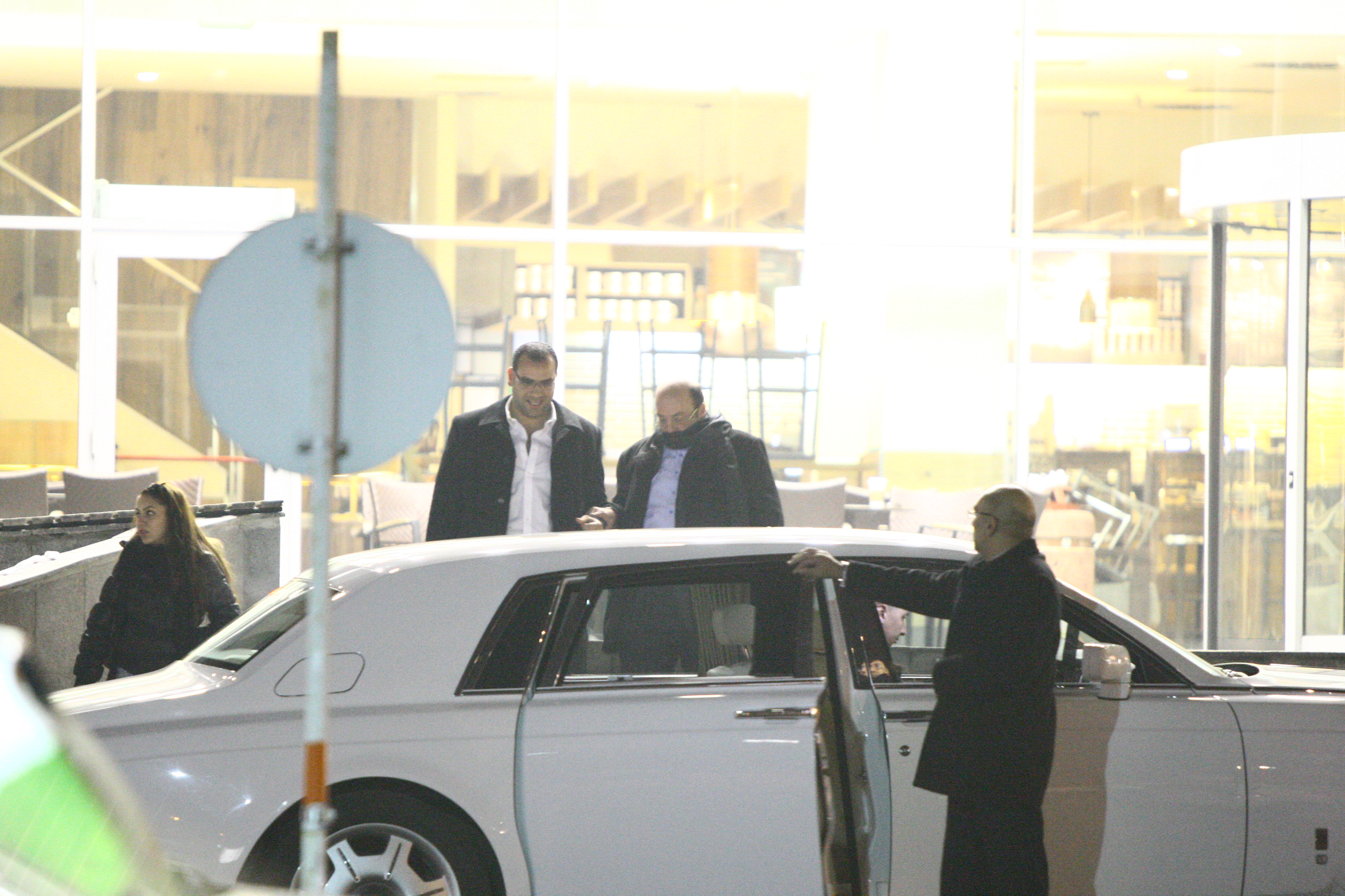 Cu esarfa la gura, barbatul spera sa treaca neobservat