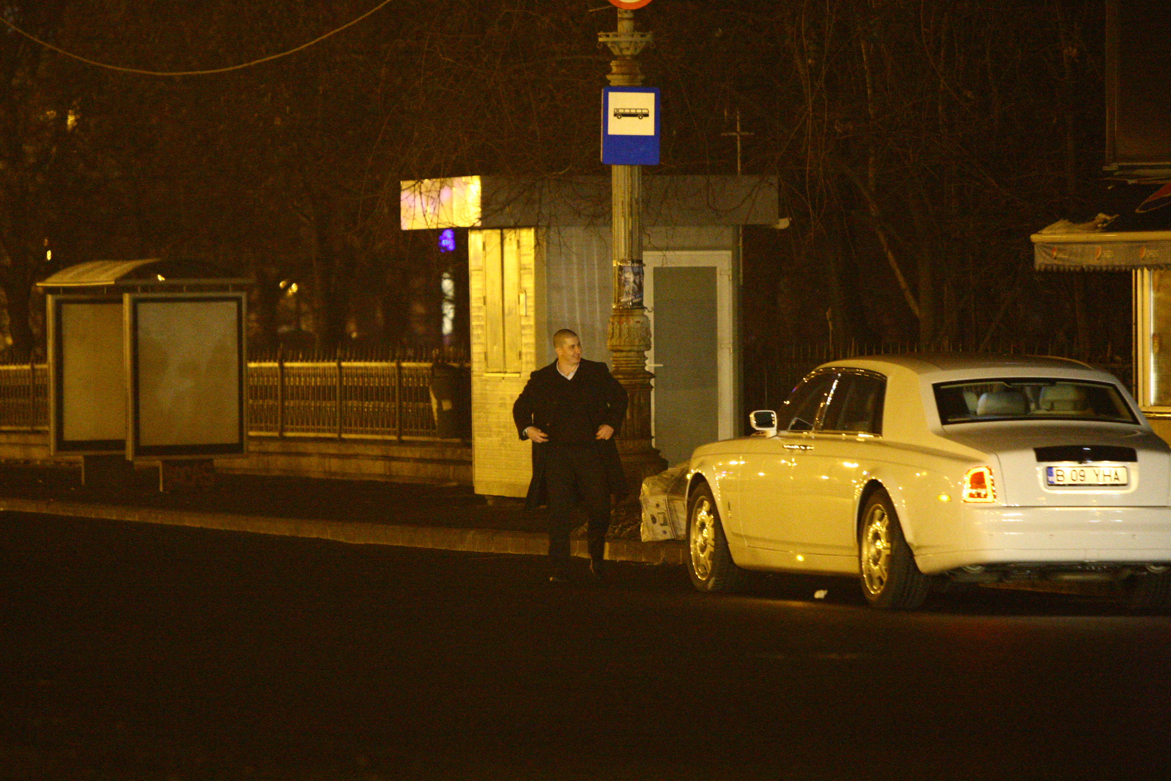 Unul dintre bodyguarzi coboara pentru a-i cumpara sefului ceva de la un magazin