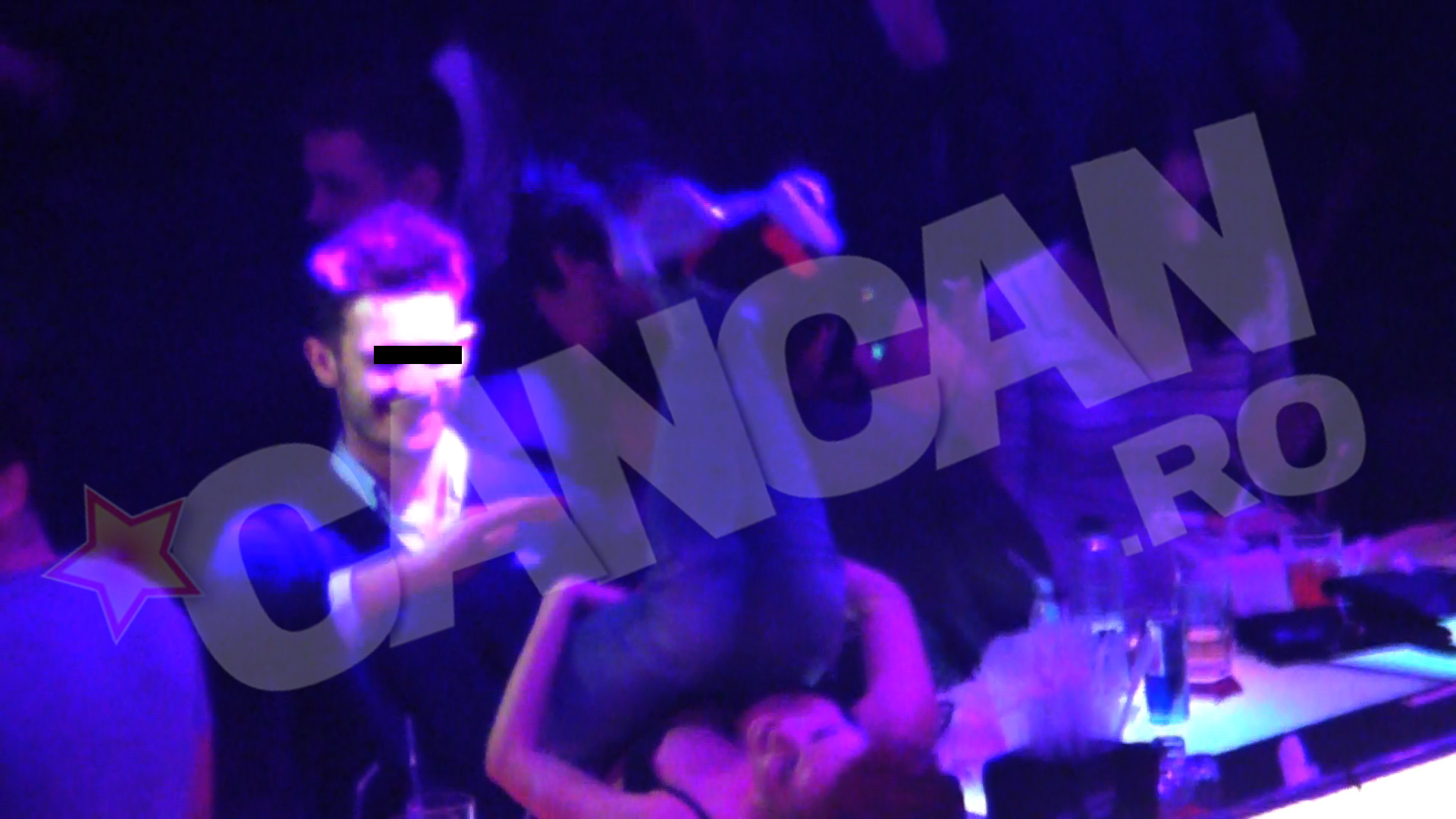 Fericit peste masura, tanarul nu s-a putut abtine si a atins-o lasciv pe fese