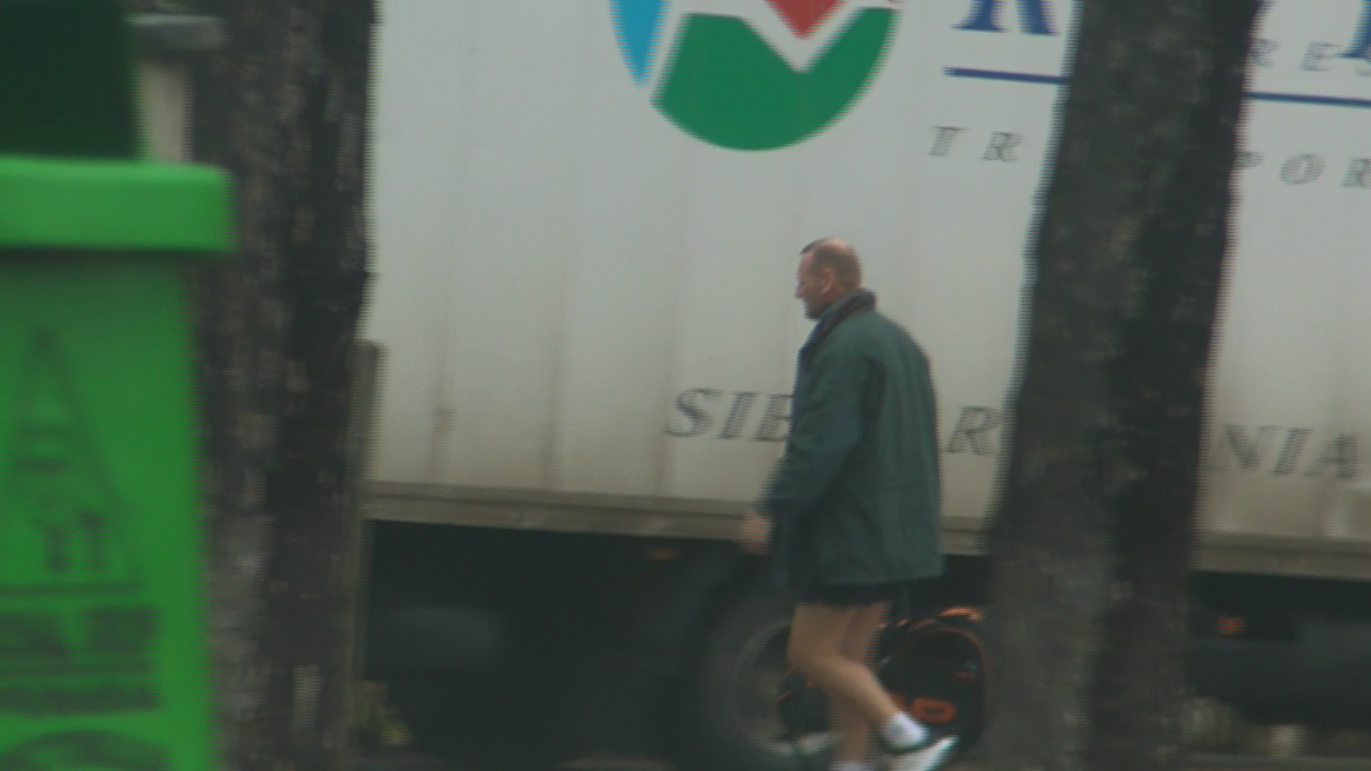 Viorel Catarama, intr-o tinuta-soc, pe strada