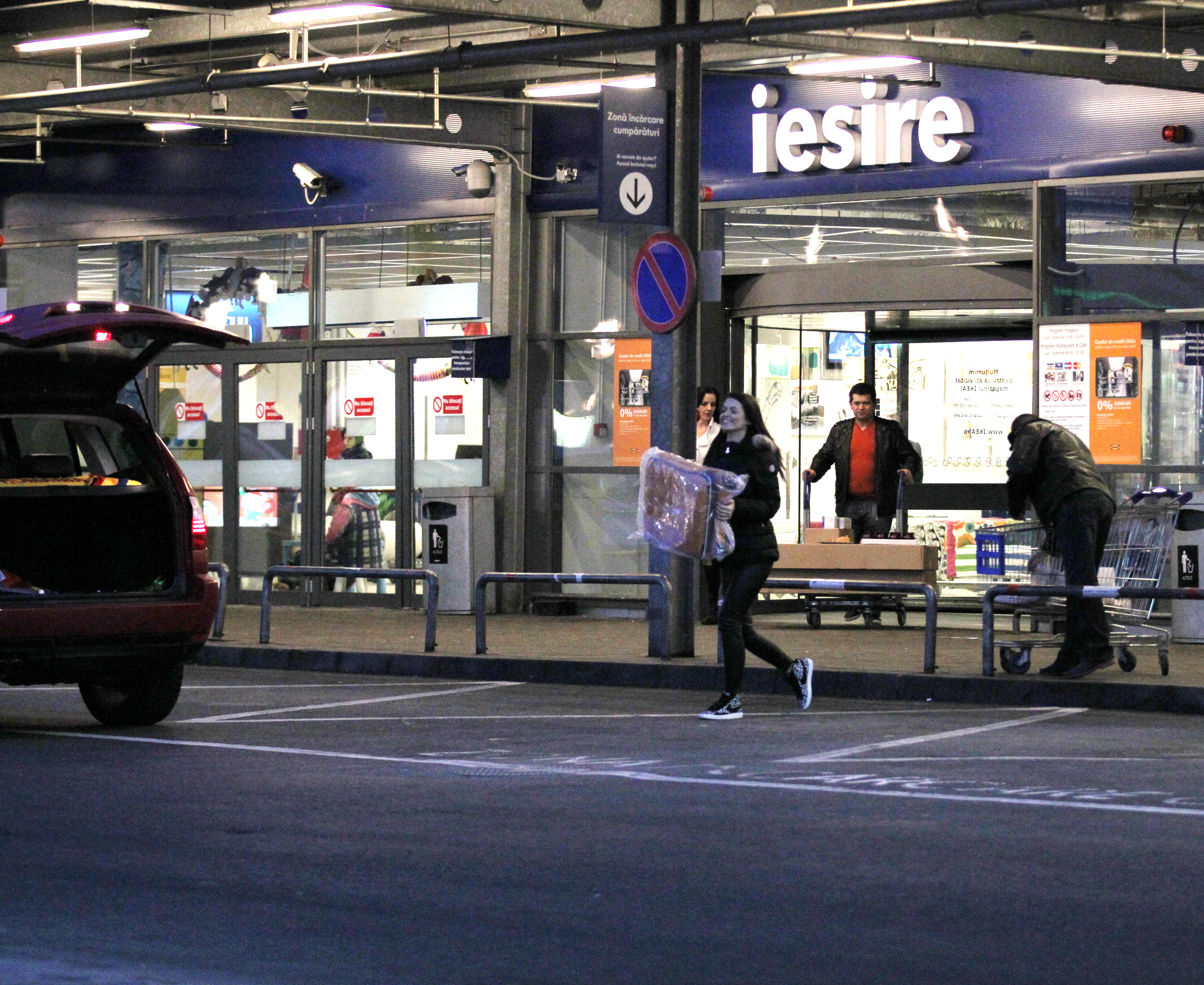 Raluca isi duce zambitoare geamantanul in masina