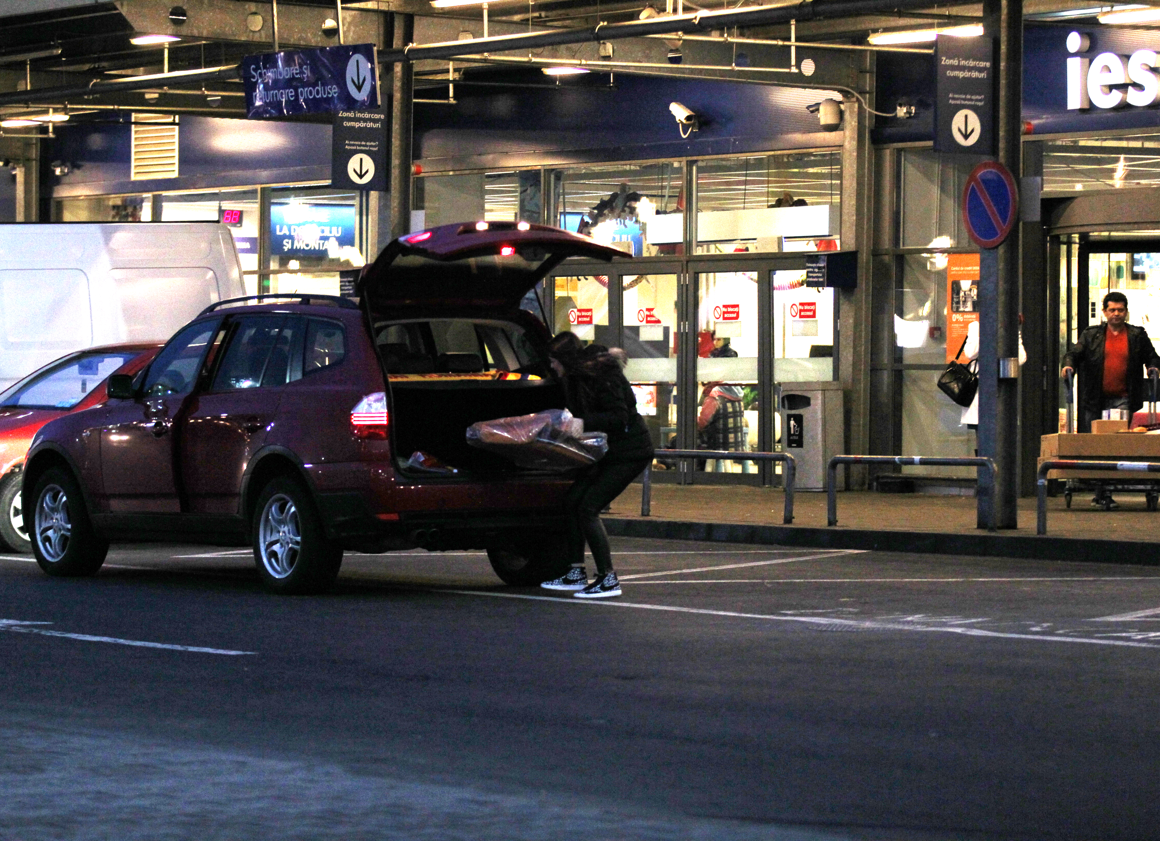 Desi a venit insotita de niste prieteni, stirista isi pune singura cumparaturile in portbagajul masinii