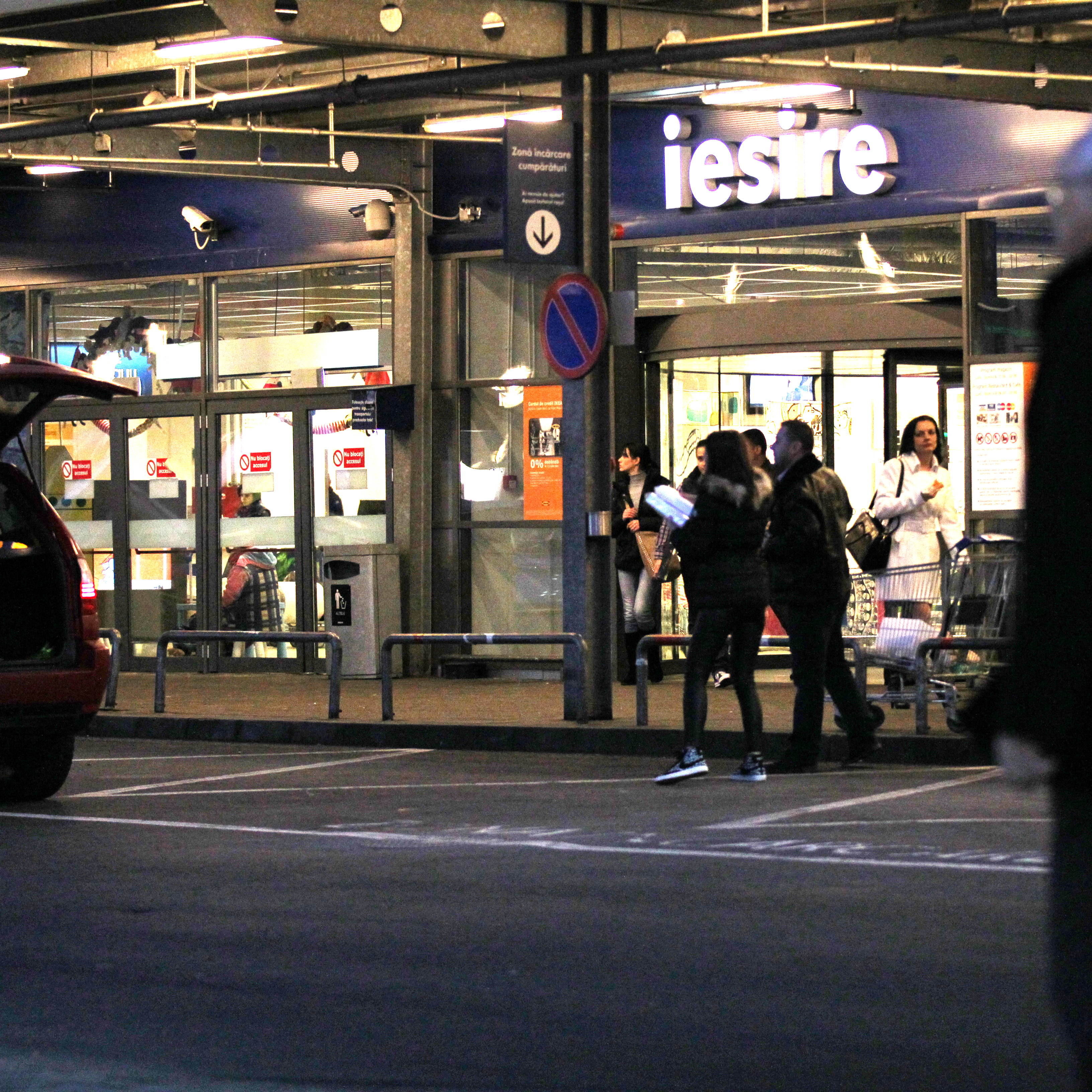 Tanara si-a cumparat si o lenjerie noua de pat