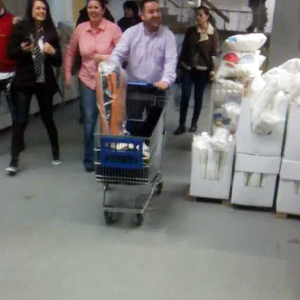 Raluca a profitat ca era cu niste prieteni, care au impins caruciorul de cumparaturi