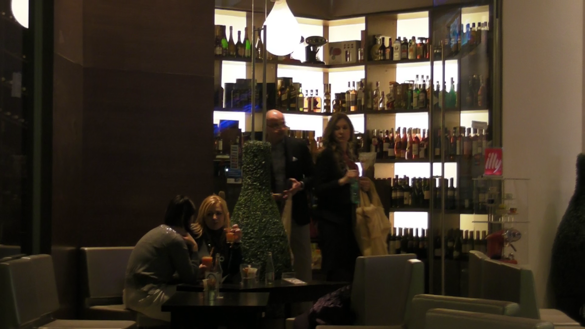 Dupa ce achita, cei doi se grabesc spre iesire