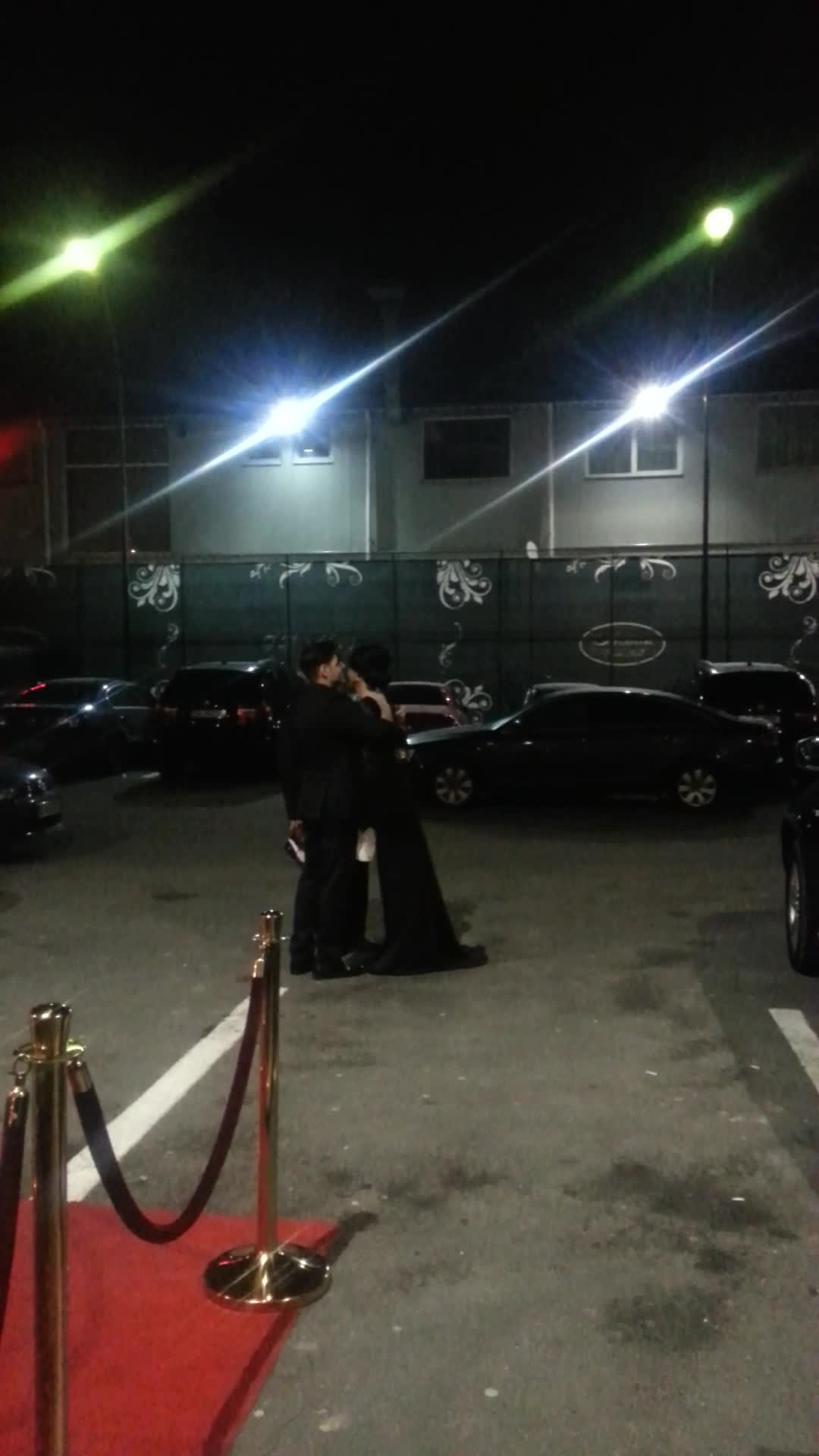 Adelina si Liviu au iesit putin in curtea restaurantului, timp in care solistul a fost foarte tandru