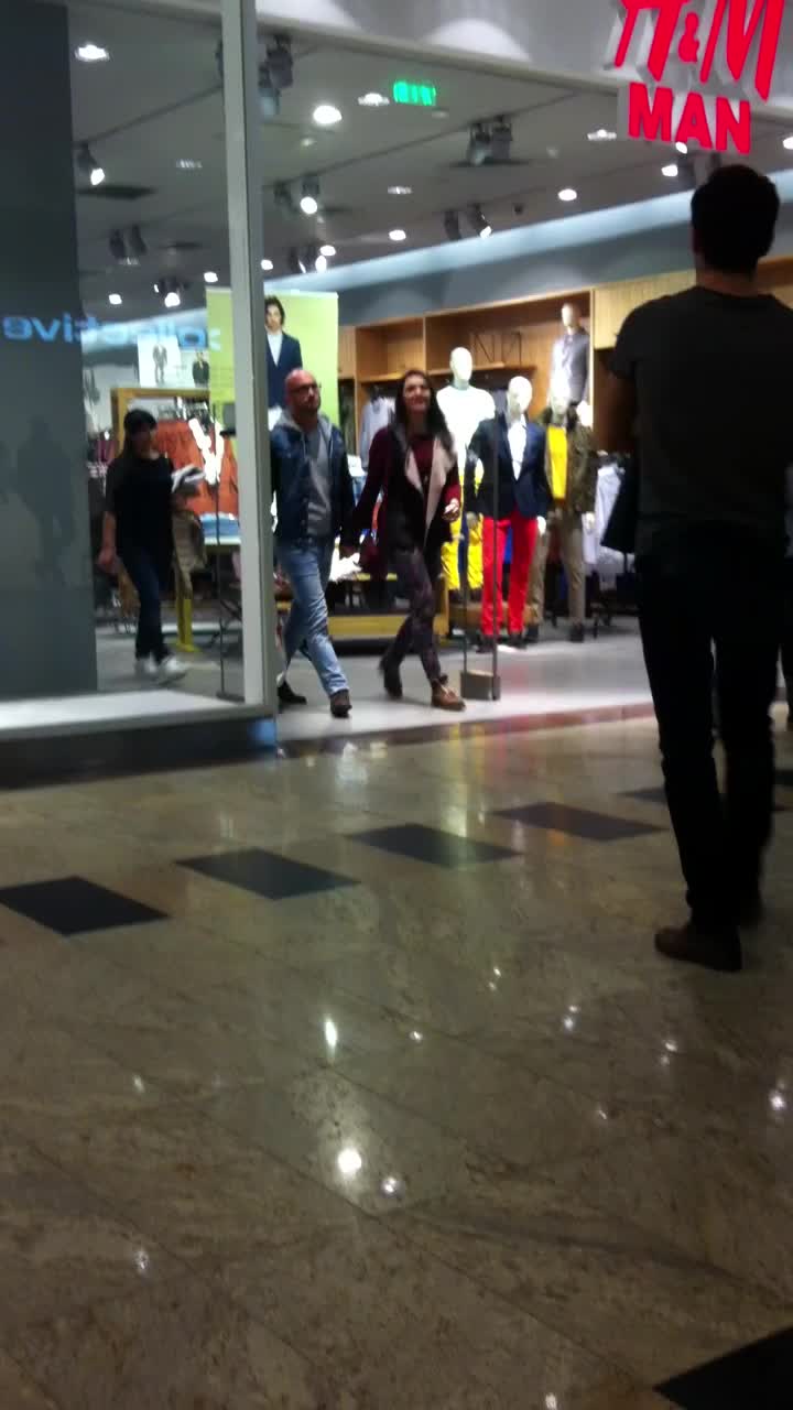 Actorul isi tine strans partenera de mana