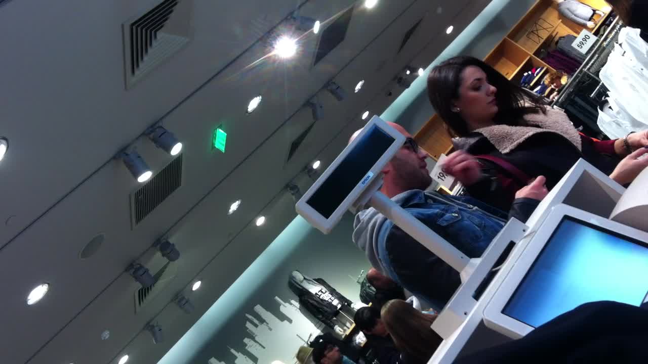 Mihai Bendeac infasoara guma intr-o hartie, dupa care o baga in buzunarul de la blugi