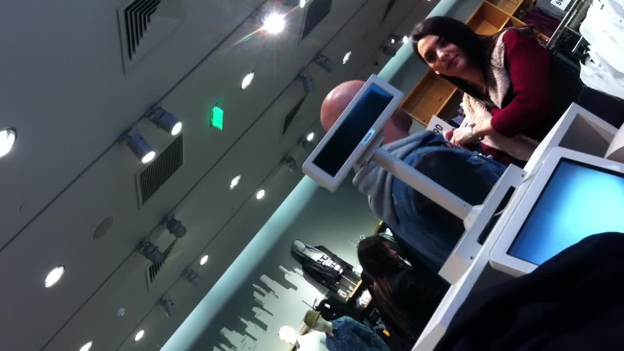 Bruneta care l-a insotit pe Bendeac la cumparaturi, pare sa ii cunoasca gusturile actorului