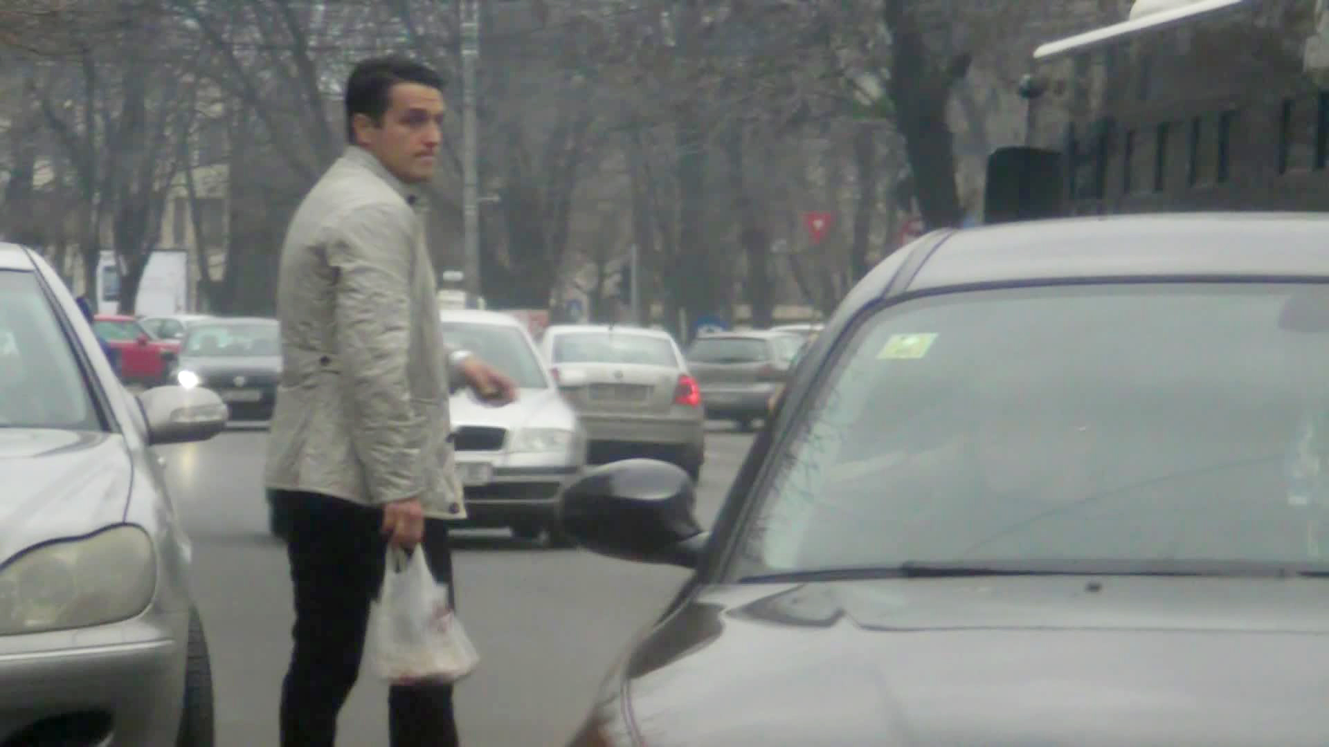 In alta parte a orasului, Syda a trecut pe la o patiserie, de unde a plecat apoi grabit, mai departe