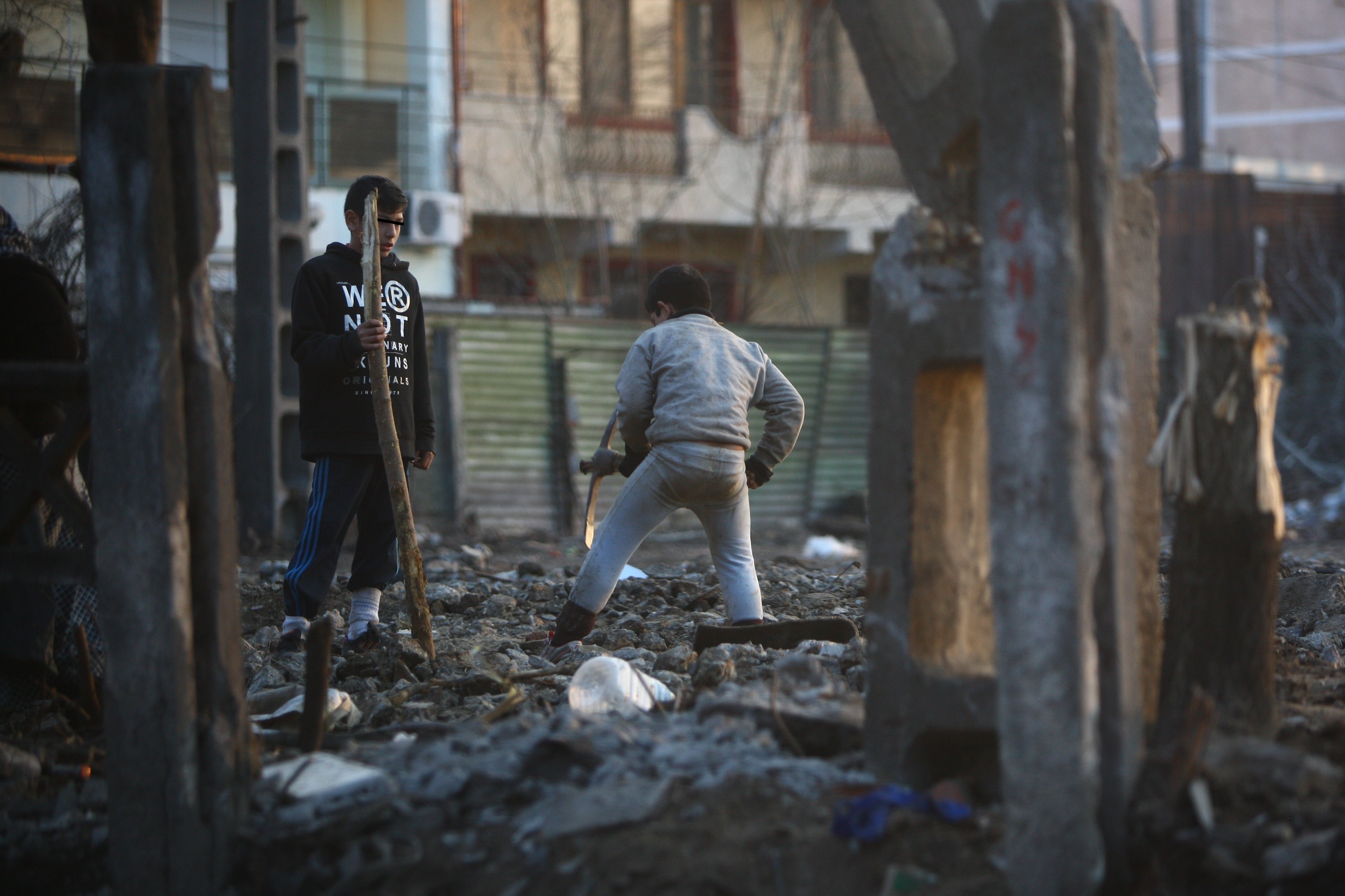 Copiii s-au chinuit cateva zeci de minute pana au ajuns la fier