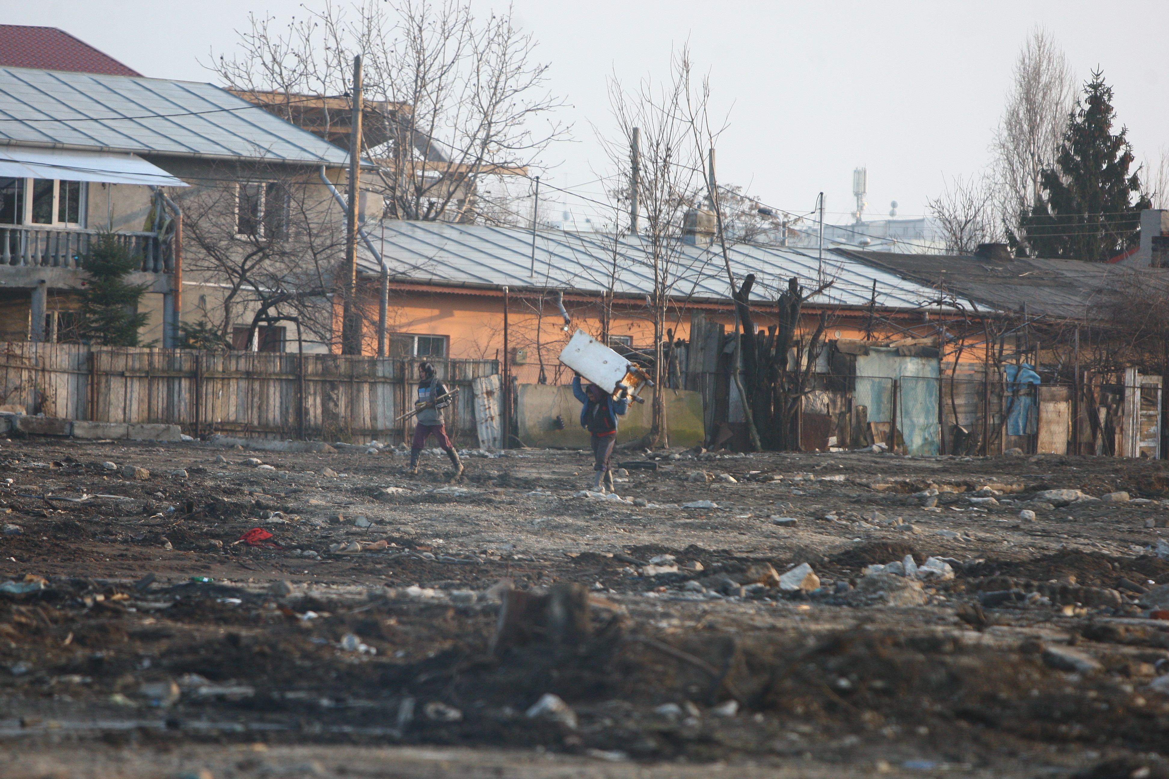 In vreme ce copiii si barbatii se 