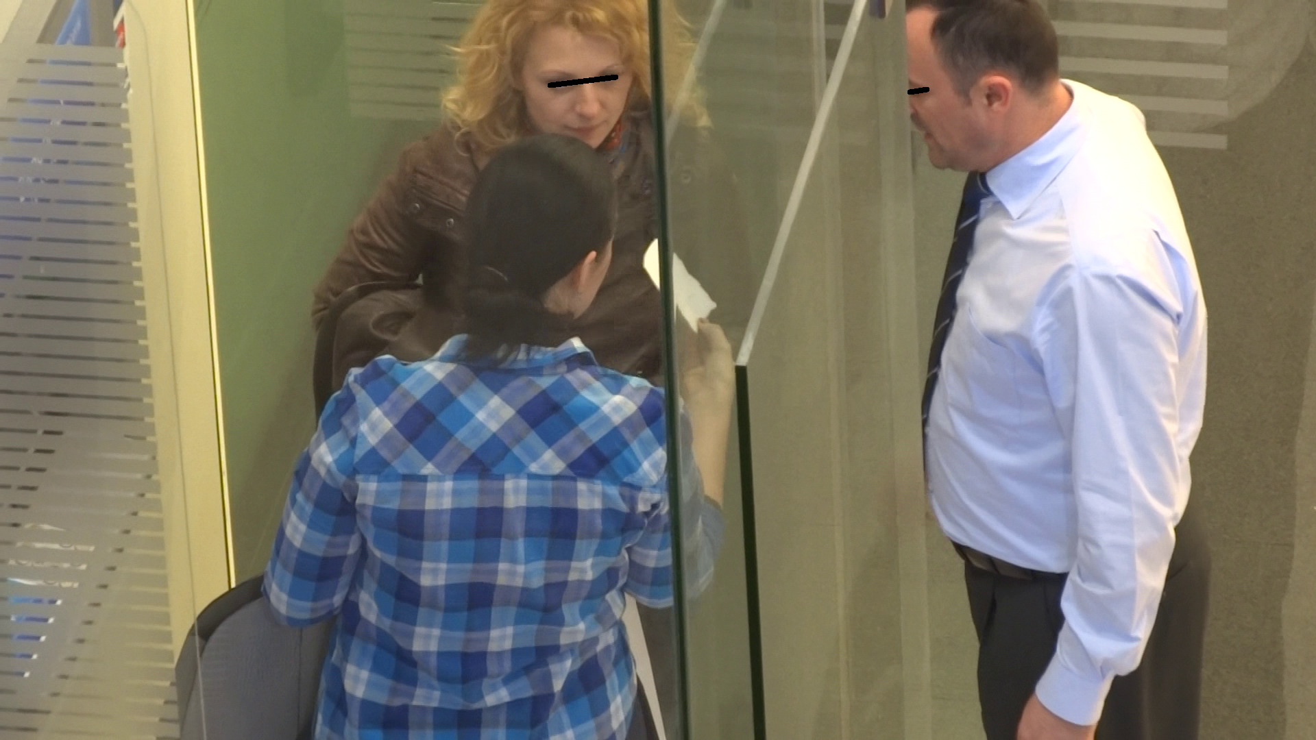 Andreea a chemat un angajat al bancii si i-a aratat contrariata chitanta