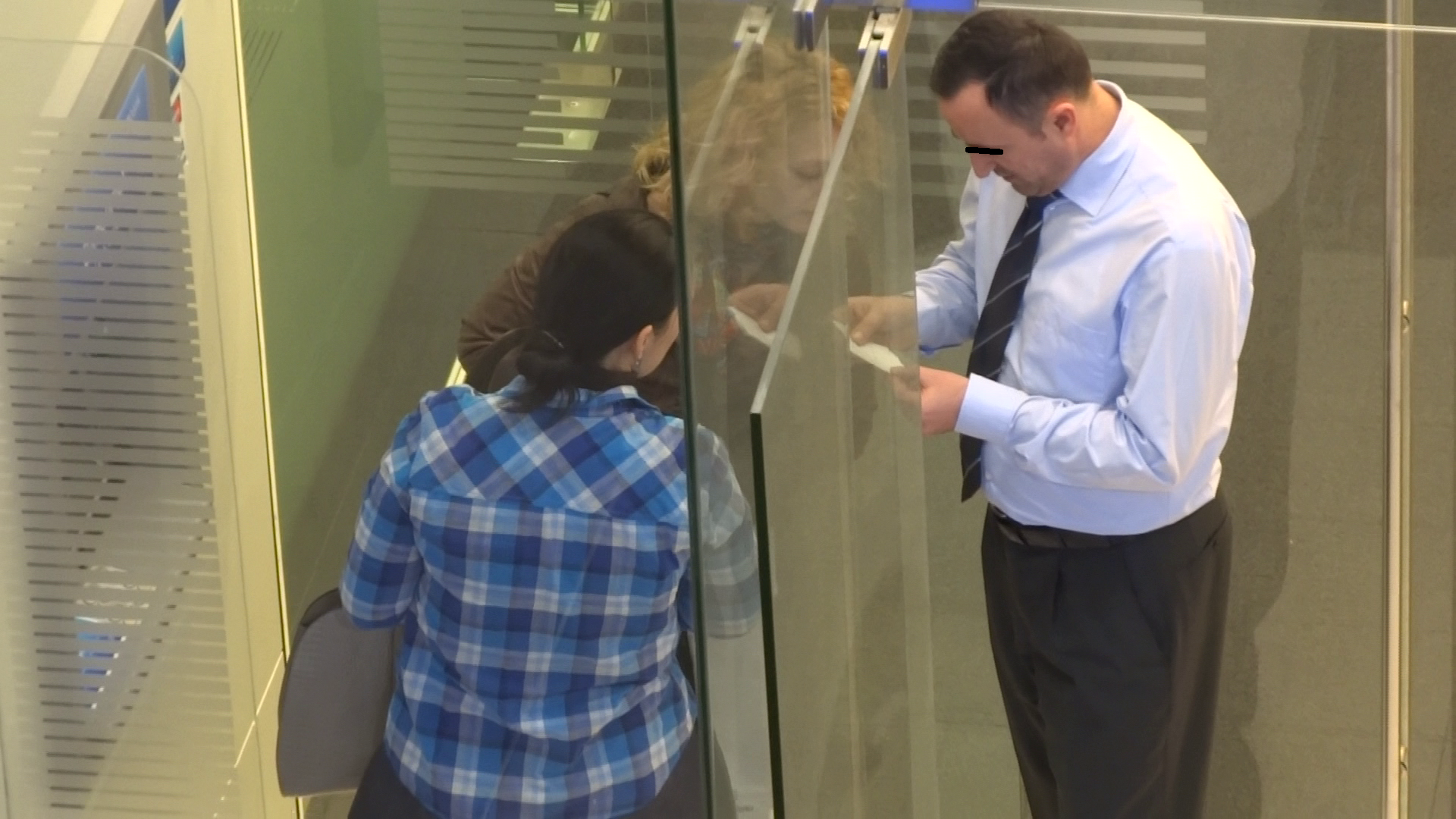 Angajatul s-a uitat atent la mesajul de pe chitanta, care o enervase atat de tare pe Andreea