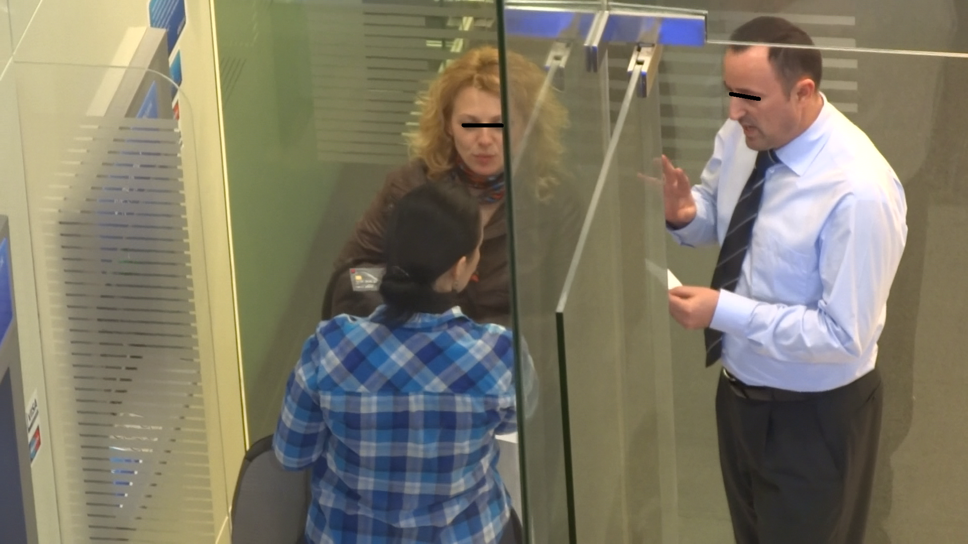 Andreea a ascultat explicatiile angajatului bancii